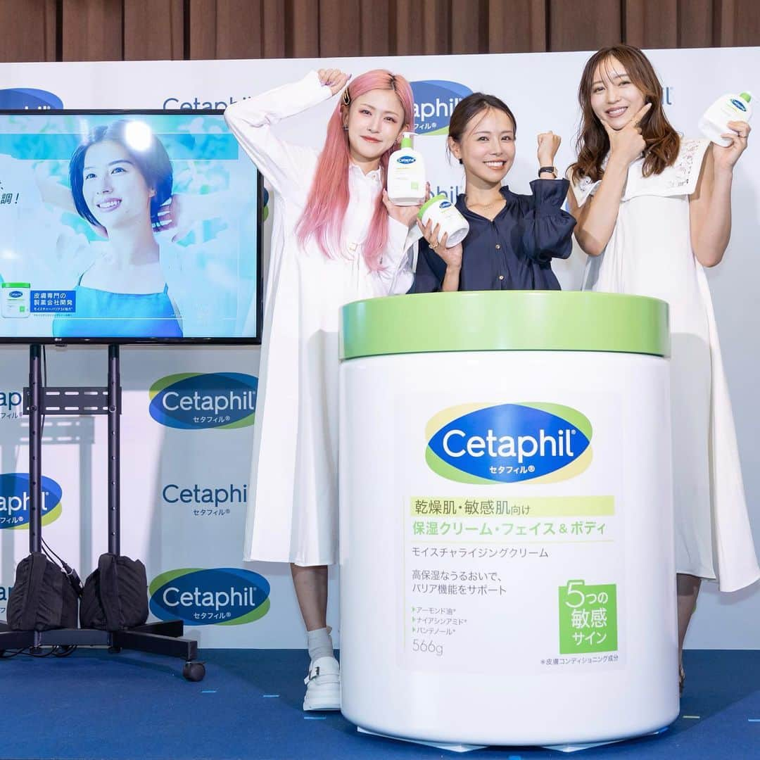 小松あやさんのインスタグラム写真 - (小松あやInstagram)「. セタフィル @cetaphil_jp のイベントに登壇させていただきました！  乾燥肌、敏感肌向けスキンケアブランドのセタフィル🍃PRでいただいてから使い始めたのですが、使い心地が抜群に良くて👀低刺激で赤ちゃんから使えるので、以降、我が家のガチ愛用アイテムになりました。 やさしくしっかり保湿してくれて、うるおいを長時間キープしてくれるのが特徴のセタフィル。乾燥が気になり出した最近は特に頼りにしています🙏  　 女子ならあるあるだと思うけど、お肌がカサカサだったり、敏感になってる時って、なーんにもやる気しなくなっちゃったりするよね🙁逆にお肌の調子がいい時は、それだけで前向きになれて、気分もハッピーになったり🫰✨  セタフィルでは今、「たえないうるおいで　#続く私の絶好調！」というキャンペーンをやっていて、私たちセタフィル愛用者もそれぞれが考える絶好調ポーズを披露させていただきました😎✊私はお決まりだけどガッツポーズが好き♡普段の仕事とかでも緊張するときは、結構こそっとガッツポーズして現担ぎしたりする（笑）うるうるボディで、私も絶好調にならせていただきます𓂃𓈒𓏸  いま、セタフィル公式SNSでもキャンペーンをやっているので、みんなもチェックしてみてね！ 　 #cetaphil_pr  #セタフィル #続くわたしの絶好調 #絶好調ポーズ #cetaphil #乾燥肌 #敏感肌」10月20日 17時45分 - i_am_ayakomatsu