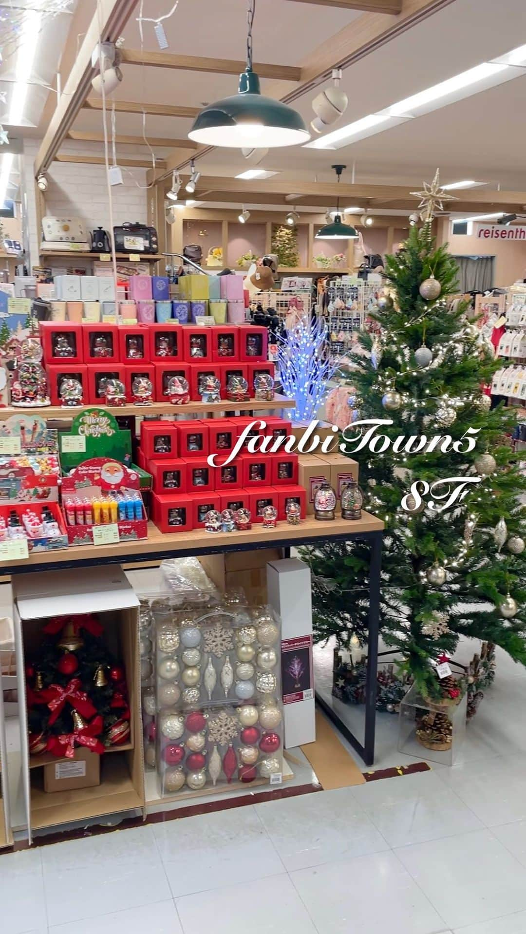 ファンビ寺内 (fanbi) のインスタグラム：「. クリスマスコーナー🎄 ５ビル８階はすっかりクリスマス🎅🏻 かわいいアイテムがたくさん 入荷しています🥺❣️  ▾会員価格は売場へお問い合わせください✨  #fanbiTown5-8階　生活雑貨売場  品切れの際はご容赦ください🙇🏻‍♀️ ＿＿＿＿＿＿＿＿＿＿＿＿＿＿＿＿  DM、コメントでの在庫確認や その他お問い合わせはご遠慮ください。 プロフィール（@fanbi_official）の ハイライト「お問い合わせ」か、 TEL:06-6262-2161(代表)よりお願いします。  #ファンビ寺内 は、会員制の #卸問屋 です。 店舗へのアクセス、ご利用方法はプロフィール （@fanbi_official）のリンクからご確認ください☺️  ＿＿＿＿＿＿＿＿＿＿＿＿＿＿＿＿  #ファンビ #fanbi寺内 #fanbi #寺内 #大阪 #osaka #本町 #honmachi #堺筋本町 #問屋 #クリスマス #クリスマスグッズ #クリスマス飾り付け #クリスマス飾り #クリスマス雑貨 #クリスマス準備 #クリスマスツリー #クリスマスインテリア #インテリア #サンタクロース #ホワイトクリスマス #踊るサンタ #トナカイ #キャンドルハウス #オーナメント #クリスマスパーティー」