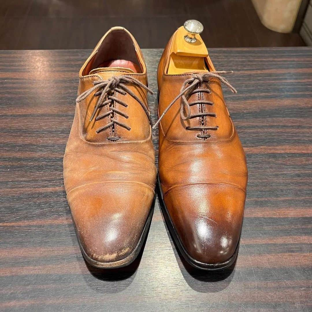 THE COLUMBUS CO.,LTD.さんのインスタグラム写真 - (THE COLUMBUS CO.,LTD.Instagram)「【リペア職人の技】  @hankyu_mens_shoes さんのご投稿をリポスト。 ・・・ ㅤㅤㅤㅤㅤㅤㅤㅤㅤㅤㅤㅤㅤ ㅤㅤㅤㅤㅤㅤㅤㅤㅤㅤㅤㅤㅤㅤㅤㅤㅤㅤㅤㅤㅤㅤㅤㅤㅤㅤㅤㅤㅤㅤㅤㅤㅤㅤㅤㅤㅤㅤ✔︎SHOE CARE ブートブラック　リペアクリーム  キズ&色褪せの激しい革靴を、 靴磨き職人のPLSB上田氏( @boys_penny )にケアしていただきました。  革に一度ついてしまったキズは治すことはできませんが、丁寧なケアによって目立ちにくくなる場合もあります。  今回、キズ&色褪せのカバーに主に使用したのは… •コレクションズシュークリーム　税込¥2,200- •リペアクリーム 税込¥660-  ケア用品の色選びや使い方など、お困りごとがあれば、シューケアスタッフや靴磨き職人へ、ぜひご相談ください。  ※メンズ大阪でのPLSBによる靴磨きは金土日の実施です  #plsb #靴磨き #シューケア#shoeshine #bootblack #ブートブラック#革靴 #HankyuMensOsaka #HankyuMens #阪急メンズ大阪 #阪急メンズ #コロンブス #リペア #シューケア #革靴」10月20日 17時46分 - columbus_official_