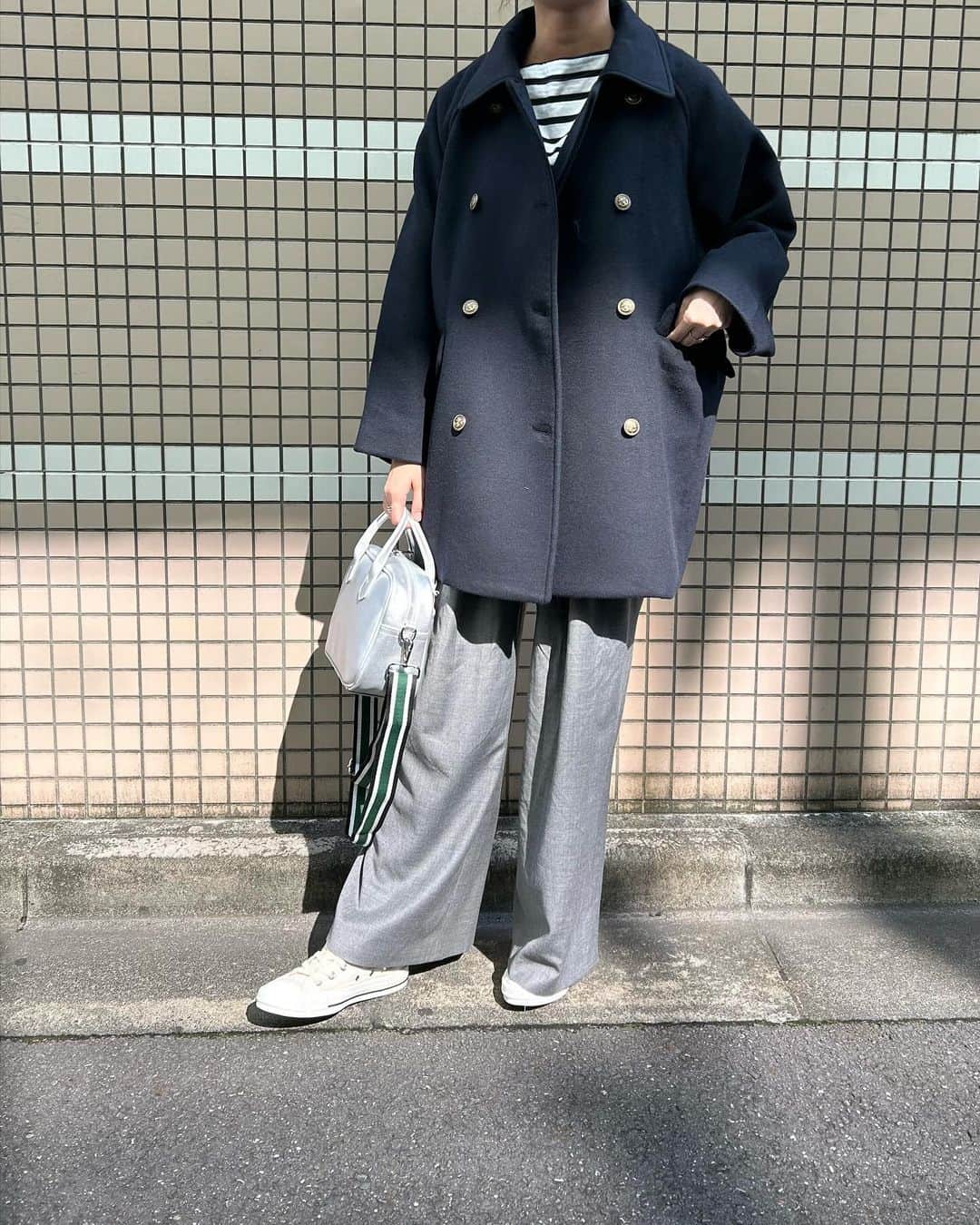 のインスタグラム：「発売中のアフタヌーンティー・リビングとLEEのコラボアイテム。 スタイリスト石上美津江さんの”フレンチシック”なセンスが光るワードローブ、大好評いただいております✨  特にこの秋冬、コートを新調しようとしている方に是非おすすめしたいのがこちらのPコート。パンツにもスカートにも似合う絶妙な丈と、丸みのある可愛いシルエットで編集部スタッフでも狙っている人多数！ 羽織っていただくと分かるのですが、見た目よりも軽くて肩が凝らず、カーディガン感覚で羽織れます。  「Pコートを着たのは10年ぶり！久々に着ると新鮮ですね」というWEBエディター、フル（身長163cm）は定番ネイビーをグレーのパンツに合わせて。 スカート派の編集N恵（身長156cm）はグレーを黒、白スカートと合わせて（こちらのスカートもコラボです🤍）。  ワンサイズですが、身長を問わず、誰にでも似合ってしまうのが（手前味噌ですが）凄い✨  全国のアフタヌーンティー・リビングの店舗、または公式ECサイトで是非チェックしてみてくださいね🍂  「コクーンPコート」￥22000/ アフタ ヌーンティー・リビング   #afternoontealiving #アフタヌーンティリビング　#コラボ　#leemagazine」