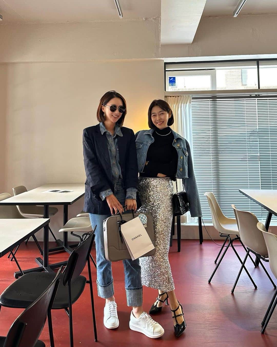のインスタグラム：「- 맥락없는 대화와 표현들을 찰떡같이 소화하는 관계. 사는곳이 너무 각각이고, 바쁜 일정들 이미 하나씩 소화하고 와야 할만큼 달리는 인생이지만.  결론은! #건강하자!  오늘 5센티 이상 헤어컷했는데, 티. . 나요? ㅎ」