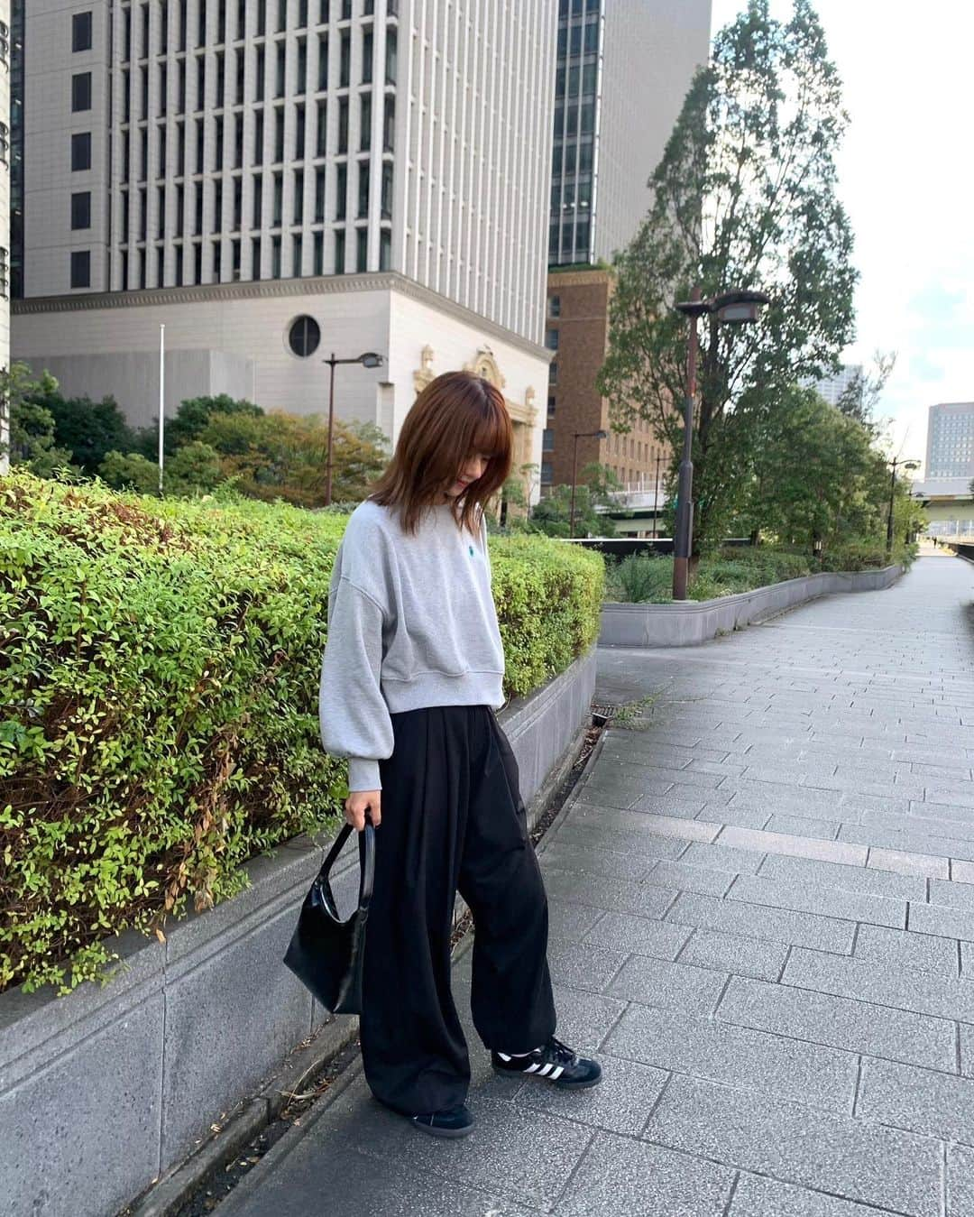 ITSUKIのインスタグラム：「. sweat×slacks🩶🖤  ゆるっとサイズとショート丈のバランスがかわいいスウェットはu.s poloassn.と@geera__officialのコラボアイテム♡  今zozoでセール中みたいです✨ (商品番号：208128)  #ZOZOTOWN#ZOZOTOWNおすすめブランド #今日のコーデ #GeeRA #ジーラ #ジーラコーデ #uspoloassn#スウェット」