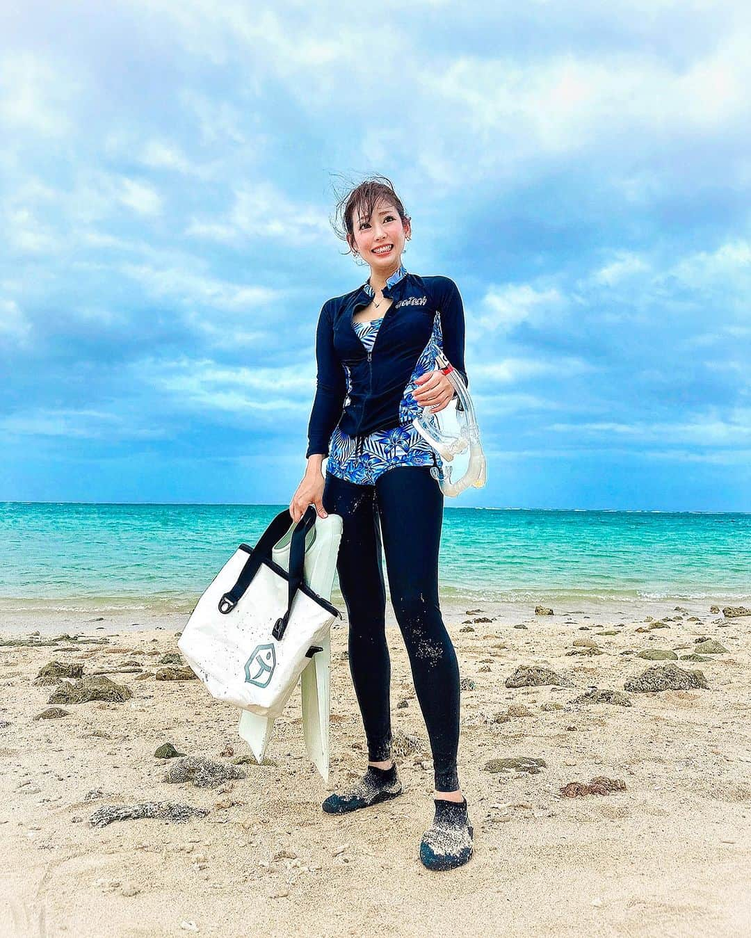 りほさんのインスタグラム写真 - (りほInstagram)「SEA STYLE💕🏝️ 妹と双子コーデで沖縄の海潜ってきたよーん😍  ラッシュガードがあると日に焼けにくいし、体も守ってくれるから潜る時は安心なのだ！☺️  taotech×fitfish ジップアップ水着５点setは重宝してます💕🤭ビキニとパンツと上下長袖ラッシュガードの5点セットなの✨お天気に合わせて好きなスタイルにできちゃうのだ😆コスパ最強セット😍  この防水バックは今まで使ってきた中で一番軽い！軽くて使いやすいから楽ちん❤️😳夏も終わって秋だからそろそろスポーツも衣替え💕😆  @taotech.jp  #沖縄　#沖縄旅行 #宮古島#宮古島ダイビング #宮古島ブルー #宮古島観光 #宮古島ビーチ #宮古ブルー #宮古島好き #ビキニ　#沖縄ダイビング #スポーツ女子　#okinawa #okinawatrip #okinawajapan #okinawalife #okinawatravel #okinawabeach #miyako #miyakojima #miyakoisland #pr  #taotec #Schnorchel #diving #miyakoblue  #海コーデ #gull」10月20日 17時49分 - ri1ho