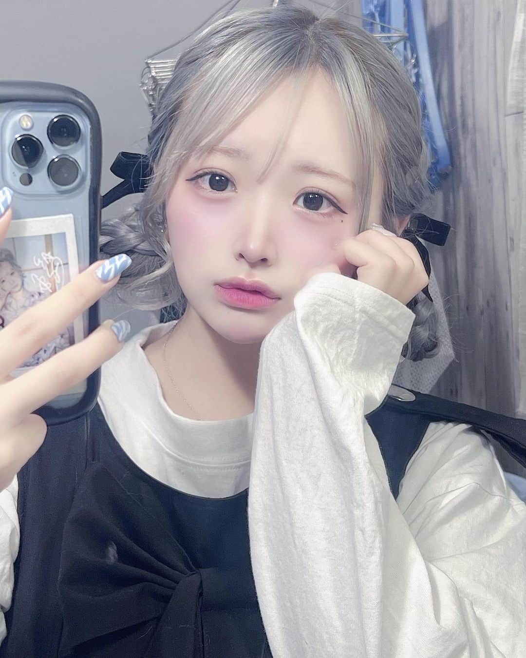 もいちゃんのインスタグラム：「. . ٛ . ̫ . ٛ . #ハイトーン  #ハイトーンカラー  #ショートヘア  #ショートボブ  #韓国ヘア  #韓国ファッション #韓国メイク  #純欲メイク  #自撮り  #ピアス #舌ピ  #軟骨ピアス #ヘリックス #アンテナヘリックス #インナーコンク #トラガス #拡張ピアス」