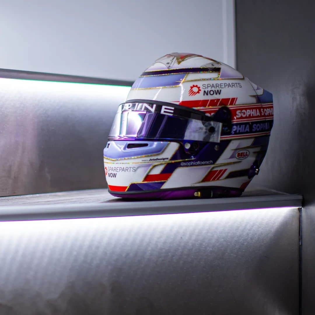 ソフィア・フロルシュさんのインスタグラム写真 - (ソフィア・フロルシュInstagram)「Sophia Floersch is ready for this year's last two days of Formula 3 testing at Imola, wearing her Bell Racing helmet as always! 😉  #bellracing #sophia99 #formula3」10月20日 17時52分 - sophiafloersch