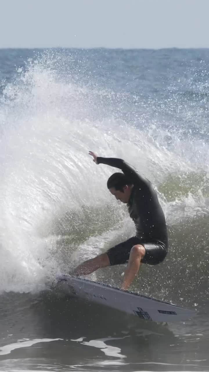 のインスタグラム：「.  Chiba sesh 🎥by @deltaforcesurf  @pyzelsurfboardsjapan  #Redtiger 5,8  先日千葉でのセッション。  @pyzelsurfboardsjapan よりオーダーしたボードが届き感触がかなり良かった。 スピード、パワー、フロー。 どれもかなり良きでした。 ノーズに幅があるのでカービング系がかなり良き！ もちろん縦のアプローチも⭕️  #chiba #surfing #波乗り」