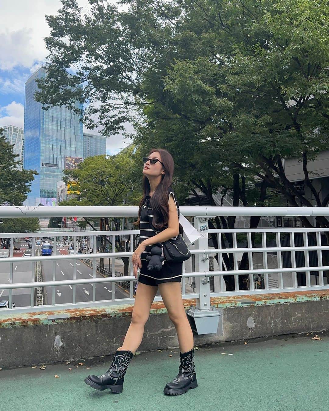さくらのインスタグラム：「👓🖤」