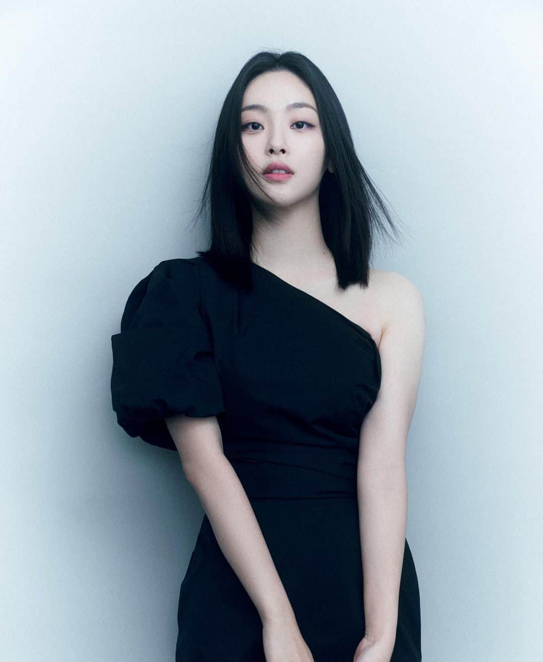 チェ・ヒジンのインスタグラム：「너무 즐겁게 좋은분들과 함께한  개인작업☺️고맙습니다!🫶🏻 @photobysong  @minjmakeup  @sehaaaaaaaa」