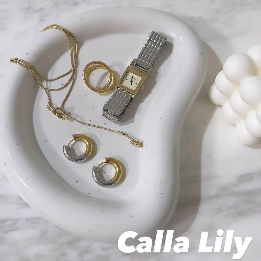 mmmaaakkkiiikkkoooのインスタグラム：「\Hoop Pierce/#PR @calla_lily.store のピアス💛  シルバーとゴールドのMIXがかわいい~✨✨ シンプルなフープだけど存在感◎  @calla_lily.store のアクセサリーは、サージカルステンレスorシルバー925素材なので、金属アレルギーの方にもオススメ⭐️  詳しくはストーリーからチェックしてみて下さい🏷️ . . . . .  #ファッション #プチプラコーデ #ママコーデ #プチプラファッション #カジュアルコーデ #韓国ファッション #ユニクロ #シンプルコーデ#ピアス#アクセサリー#シンプル#フープピアス」
