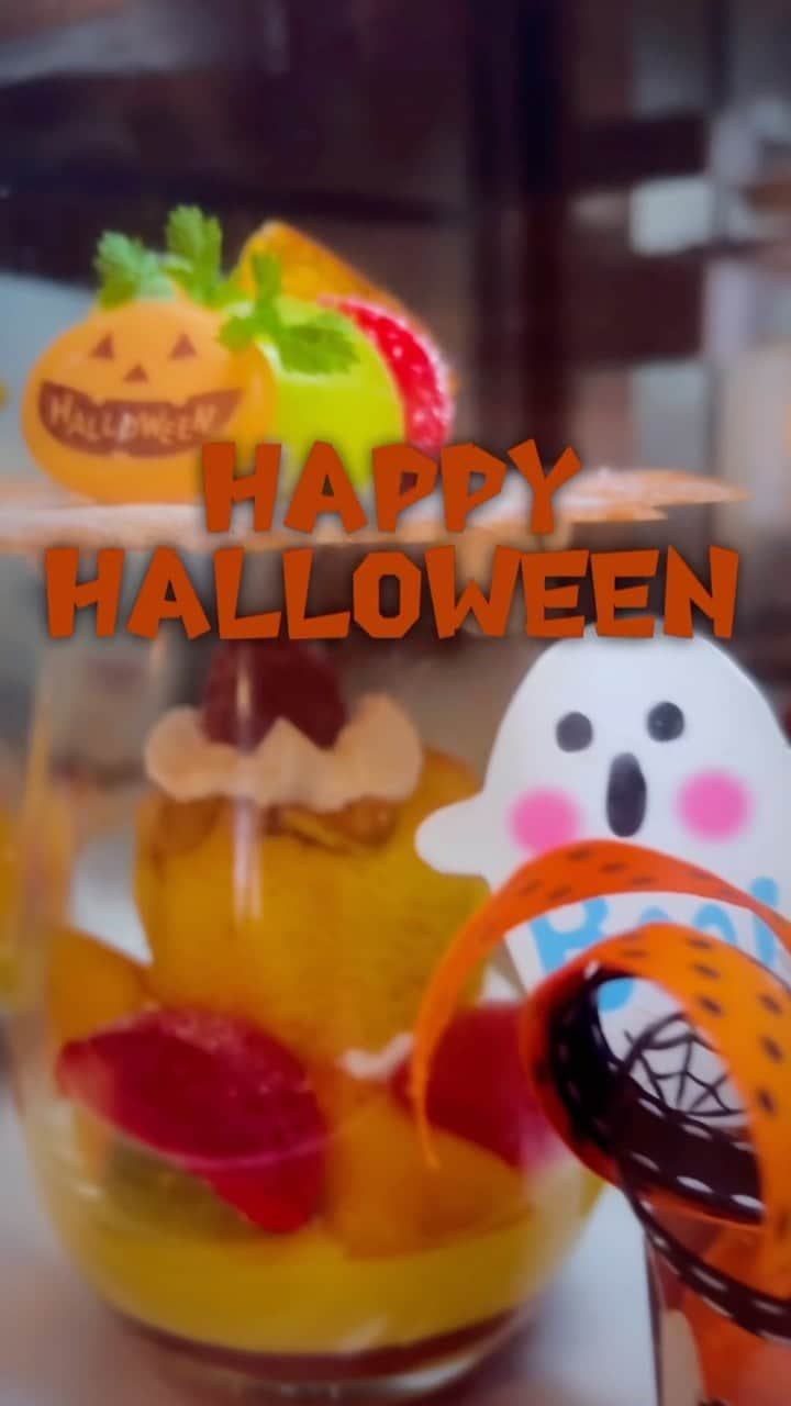 【公式】箱根湯本温泉 天成園のインスタグラム：「♨️ 👻Happy Halloween👻  10月31日までの土日祝日限定で 販売するハロウィン限定スイーツをご紹介👀  『かぼちゃのパルフェ』🎃  自慢のかぼちゃプリンや、香り高い 燻製ナッツ入りのパウンドケーキなど 当館パティシエのこだわりがつまった 期間限定スイーツとなってます🤤  10月の土日祝日限定ですが 30日(月)と31日(火)は特別販売‼️  是非ご賞味下さい✨✨  #箱根 #箱根湯本 #天成園 #箱根湯本温泉 #天成園箱根湯本 #温泉 #本格温泉 #箱根ホテル #箱根旅館 #箱根旅行 #旅行 #個室 #貸し切り #レンタル浴衣 #露天風呂 #日本庭園 #神社 #滝 #日帰り温泉 #hakone #ハロウィン #halloween #ハロウィンスイーツ #かぼちゃプリン」