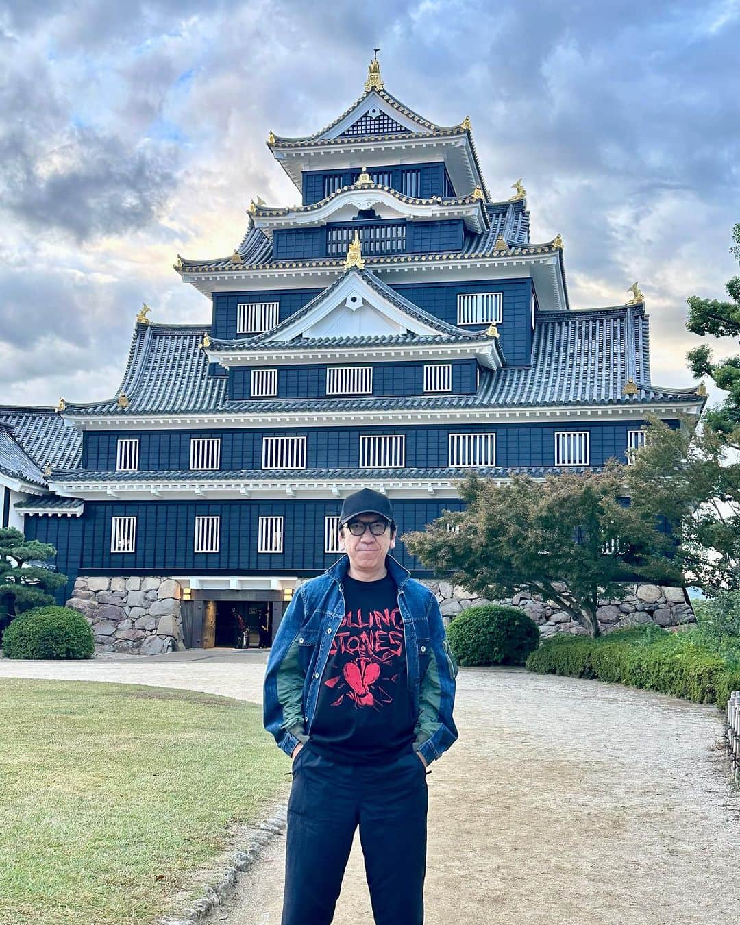 布袋寅泰のインスタグラム：「ホテ散歩@岡山城。烏城と呼ばれる黒漆塗りの壁と金の鯱のコントラストが美しい！明日は久しぶりの岡山ライブ。楽しみにしているよ！（当日券も少しだけあるそうです） #布袋寅泰 #ホテ散歩 #岡山城 #烏城 #hackneydiamonds」