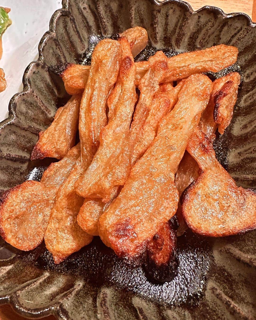 倉本康子さんのインスタグラム写真 - (倉本康子Instagram)「⭐️ 間に合った！ 晩酌準備間に合った！ @slcreations_official  の ごぼう天をオーブンで焼いて #zsmenu  の上海風細切り焼きそばをチンして イカのお刺身と水菜を韓国風に和えて カープバカラグラスをセット！！！  香ばしく甘いごぼうをサクサクポリポリ、イカのフェと水菜の甘辛味、深い味わいの焼きそばまであったら、そりゃーもう最高でーす！  よし！18:00になるぞー！  #slcreations #助かる #安心安全な食材  #めちゃ美味しい #ごぼう天 #上海風細切り焼きそば  #最高の晩酌 #茶色は正義」10月20日 17時59分 - yasuko_kuramoto_yakko