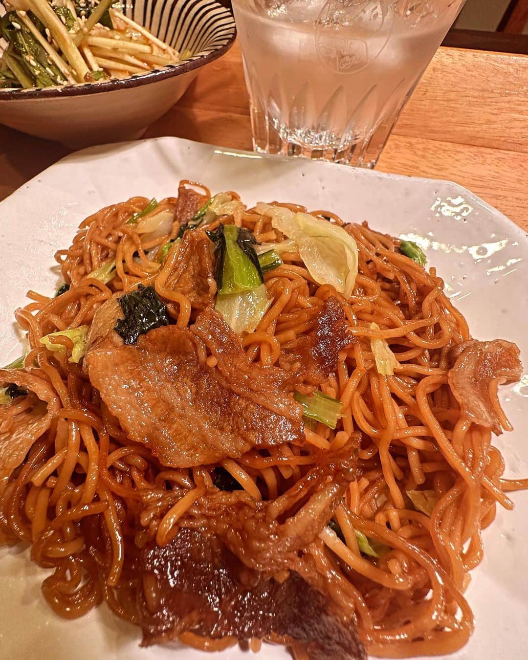 倉本康子さんのインスタグラム写真 - (倉本康子Instagram)「⭐️ 間に合った！ 晩酌準備間に合った！ @slcreations_official  の ごぼう天をオーブンで焼いて #zsmenu  の上海風細切り焼きそばをチンして イカのお刺身と水菜を韓国風に和えて カープバカラグラスをセット！！！  香ばしく甘いごぼうをサクサクポリポリ、イカのフェと水菜の甘辛味、深い味わいの焼きそばまであったら、そりゃーもう最高でーす！  よし！18:00になるぞー！  #slcreations #助かる #安心安全な食材  #めちゃ美味しい #ごぼう天 #上海風細切り焼きそば  #最高の晩酌 #茶色は正義」10月20日 17時59分 - yasuko_kuramoto_yakko