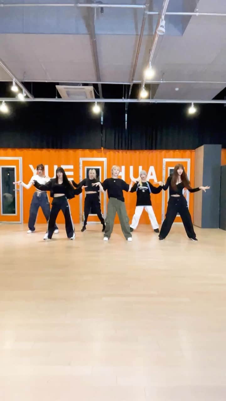 EVERGLOWのインスタグラム：「2023 EVERGLOW US TOUR [ALL MY GIRLS] Spoiler #1 #EVERGLOW #에버글로우 #이유 #EU #시현 #SIHYEON #미아 #MIA #온다 #ONDA #아샤 #AISHA #이런 #YIREN #QueencardChallenge #ALL_MY_GIRLS_IN_US  ⬇⬇⬇  Tickets : bit.ly/3E2Zevw Meet & Greet : mmt.fans/bnuY」