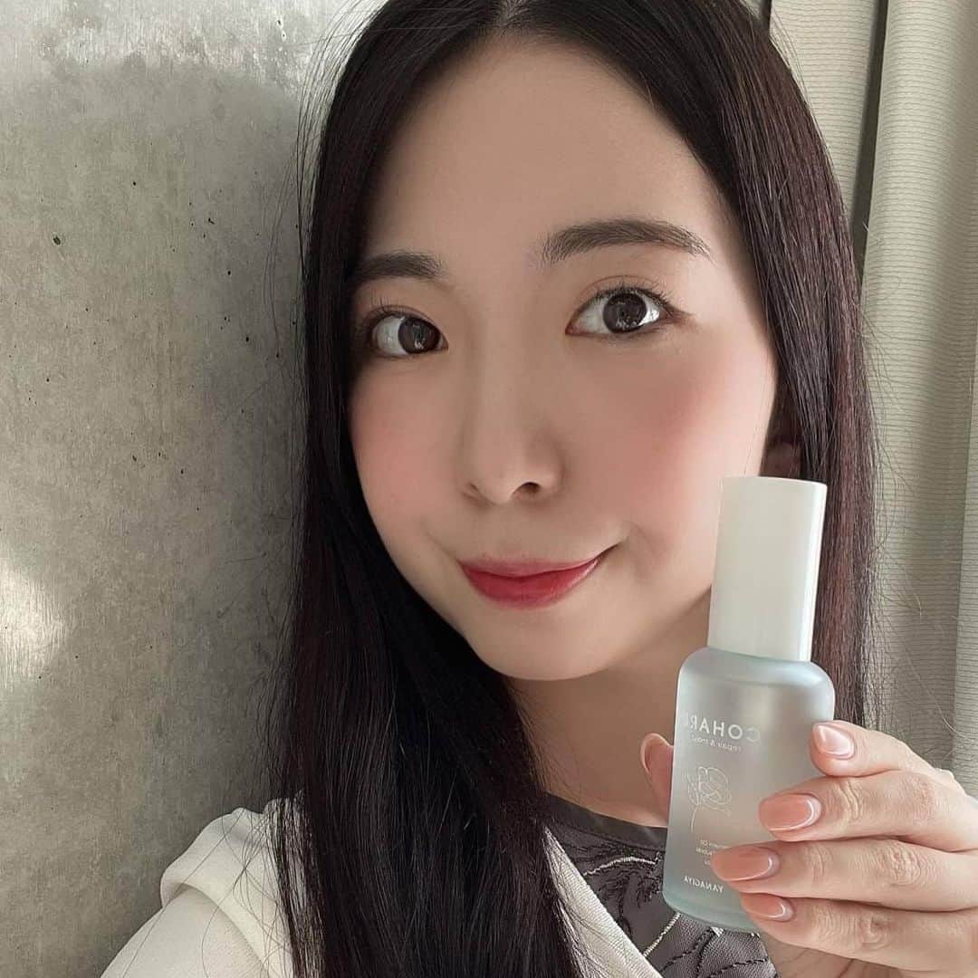後藤沙梨花さんのインスタグラム写真 - (後藤沙梨花Instagram)「ごきげんよう🌸  ミス和コンテストファイナリスト6名へ、 株式会社 柳屋本店(@coharu_style )様より 【 トリートメントオイルCOHARU 〈リペア＆モイスト〉】をいただきました！  ～使用してみての感想～ エントリーNo.1 坂田野愛さん🔮 髪の長い私にとってお風呂の後のドライヤーの時間は結構退屈なのですが、こちらのオイルは匂いがとっても良く楽しませて頂きました。翌朝の髪のコンディションも良く、周りの友人にもオススメしたいと思います！💕  エントリーNo.2 木谷心さん🍀 私自身、ブリーチしたことのある髪なので、広がりや絡まりがすごいのですが、使用することでサラサラになりまとまった髪になりました！毎日使わさせていただきます🎶ありがとうございました！💞  エントリーNo.3 川津佐葵さん🌹 ヘアオイルが苦手な私でも使えて、ベタベタせず艶のある仕上がりに✨そして何と言ってもペアー&ティーの香りが素敵です🤍  エントリーNo.4 松山結生さん💎 嬉しい植物由来成分で、軽やかな使用感と香りがとっても使いやすかったです🌿♡  エントリーNo.5 福山莉央さん🎀 まずとってもいい香りがします🫧 ヘアオイルなのに、ベタつくことがなく、サラサラで使いやすいです😌 スタイリング剤としても、アウトバストリートメントとしても使える点がとっても便利だなと思いました💞 これからも愛用します✨ ありがとうございます💞  エントリーNo.6 増田百花さん🌼 ドライヤーの前にもヘアセット後にも使える万能なオイルで嬉しいです🥹🩵オイルなのにベタつきがなく、自然にまとめてくれる所がお気に入りです✨  ご協賛ありがとうございました！  #COHARU #コハル #ヘアオイル #柳屋本店 #学習院女子大学 #和祭 #gwc #Missgwc2023 #misscontest2023 #ミス和コンテスト #ミスコンテスト　#ミス和 #gakushuinwomenscollege #ミス和コンテスト2023 #ミスコン #春からgwc #学女 #学女ミスコン #ミスコンファイナリスト」10月20日 17時59分 - missgwc2023