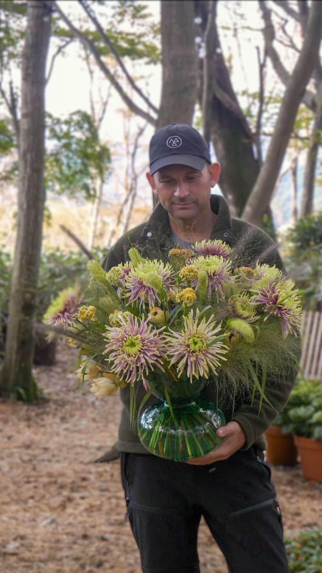 ニコライ・バーグマン・フラワーズ＆デザインのインスタグラム：「#FridayFlowers 💐 While making flower arrangements in the middle of @nicolaibergmann_hakonegardens a lot of visitors came by to watch. It’s great to talk to everyone and hear from how far they came as well as what they enjoy about the garden that has been a passion project of mine.   This place is constantly evolving and my team and I are working hard to make it the perfect place to experience Hakone’s nature in harmony with floral art.  . . . . #nicolaibergmann #flowerdesign #ニコライバーグマン #フラワーデザイン #コスモス #コスモスブーケ #니콜라이버그만 #꽃다발 #букетцветов #ramosdeflores #blumenstrauß #北欧デザイン #北欧インテリア」