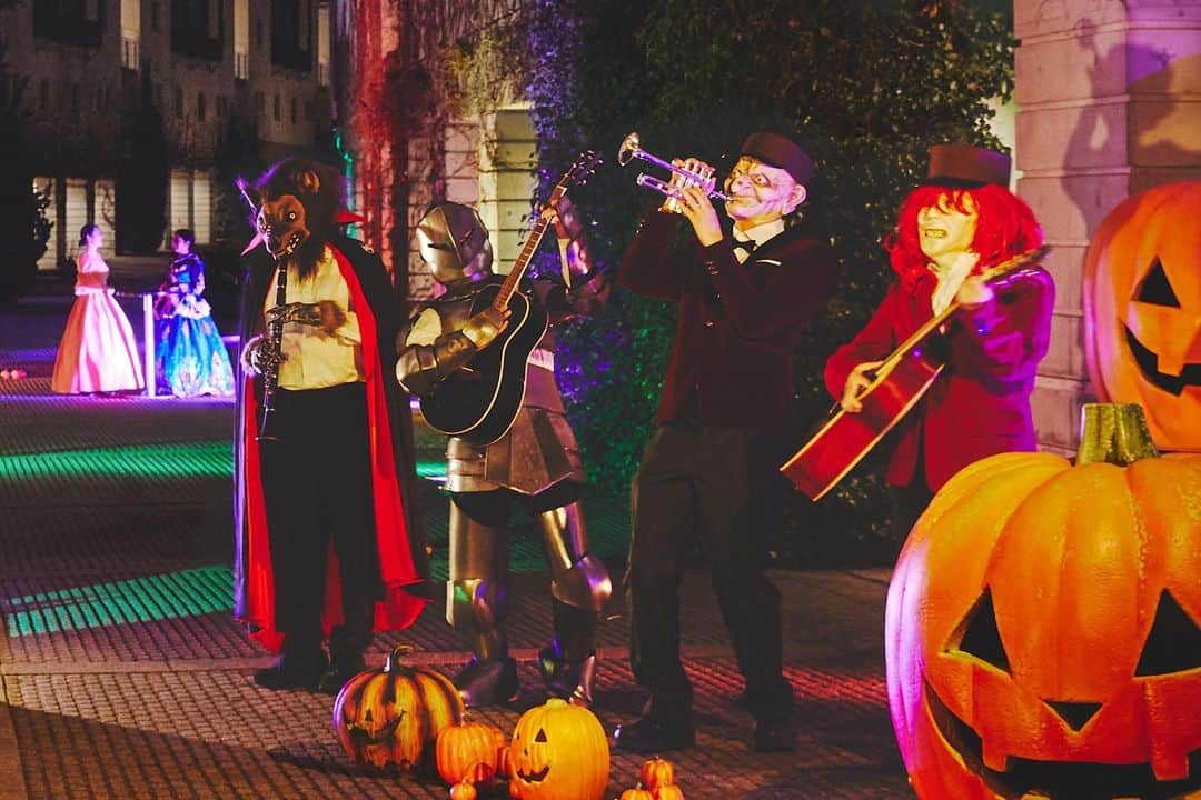 星野リゾート リゾナーレ八ヶ岳 【公式】のインスタグラム：「. 【THE HALLOWEEN HOTEL2023】開催中🎃  今年は「舞踏会」をテーマにしたハロウィンナイトパーティーを初開催！ 日が落ちると一面にプロジェクションマッピングが投影され、紫や緑のライティングでピーマン通りが怪しげなパーティー会場に一変します。 週末にはギターやピアノなどの楽器を奏でるモンスターが登場し、怪しく楽しい音楽でパーティーを盛り上げます🧟🎵  「舞踏会」というテーマに合わせて衣裳とドレスアップルームを用意したので、華やかにドレスアップをして、限定メニューのドリンクやスイーツを片手にハロウィンナイトパーティーをお楽しみください！🥂  #星野リゾート #リゾナーレ八ヶ岳 #星野リゾートリゾナーレ八ヶ岳 #旅は魔法 #八ヶ岳#yatsugatake#山梨#yamanashi#山梨旅行#山梨観光 #HoshinoResorts #risonareyatsugatake #ハロウィン#仮装#パーティー」