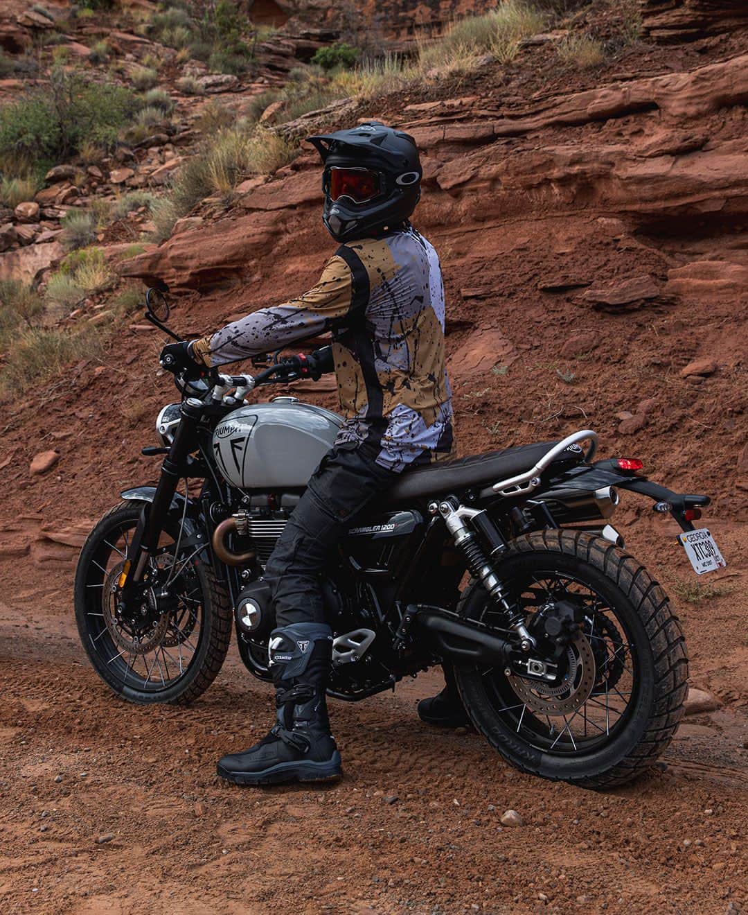 のインスタグラム：「【Scrambler 1200 X】⁣ ⁣ Scrambler 1200 Xのシート高はScrambler XEより50mm低い820mm。⁣ 扱いやすく、ライダーに自信を与えてくれるモデルです。 ⁣ ⁣ #Scrambler #Scrambler1200X #TriumphScrambler #トライアンフ #トライアンフはかっこいい #バイク #バイク好きな人と繋がりたい #バイクのある風景 #バイクが好きだ #バイク好き #バイク乗りと繋がりたい #理想のライドがそこにある #triumph #ForTheRide #OfficialTriumph #TriumphMotorcycles」