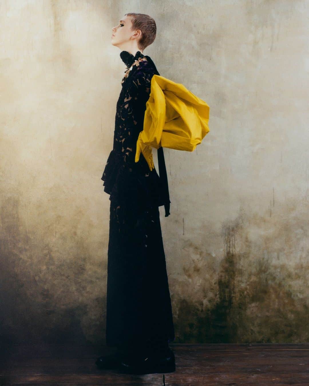 アーデムのインスタグラム：「AUTUMN WINTER 2023 - LOOK 26.  Long sleeved fluted dress in damson with iris velvet cutwork.  #ERDEMAW23   Styling @olaoluebiti Photography @inalekiewiczlevy    #ERDEM」