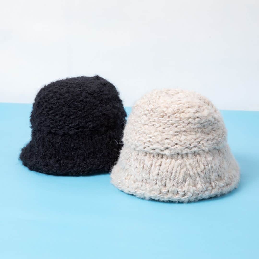 のインスタグラム：「ㅤ ㅤ 今シーズンのハットはニットが気分🧶 ㅤ すっかり定番となったバケットハットに続いて、 今シーズンは丸みのあるシルエットのニットハットが豊富にラインアップ！ 一気に秋冬モードに突入した今、 さらに人気が加速しそうなアイテムをピックアップしてご紹介します！ ㅤ https://www.ca4la.com/shop/feature/pg/1ft231020-knithat/ ㅤ ㅤ ㅤ ㅤ ㅤ ㅤ ㅤ ㅤ #CA4LA #帽子 #ニット帽 #ニットバケハ #バケットハット」