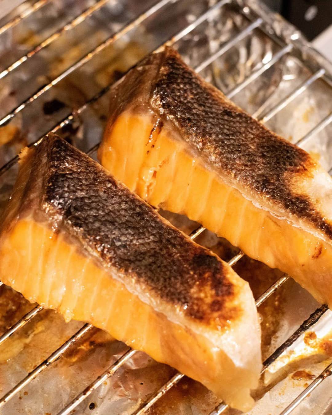 おうちごはん編集部さんのインスタグラム写真 - (おうちごはん編集部Instagram)「【#鮭といくらの炊き込みご飯】#レシピ あり▼  秋を感じる豪快な炊き込みご飯のレシピです🍂 濃い目の炊き込みご飯に対、三つ葉の香りとすだちの果実感が最高にマッチ‼ 鮭の香ばしさと生姜の香りも◎🎵  お鍋ごと食卓に出しておもてなしにもどうぞ🤗  --------👇レシピ👇---------  鮭といくらの炊き込みご飯  ▼材料（3～4人前）  ・塩鮭……2切れ ※生鮭を使う場合は、塩を振ってください。 ・しめじ……1/2パック ・いくら……好きなだけ ・米……2合 ・しょうが……小さめ１片 ・すだち……1個  【A】 ・しょうゆ……小さじ1 ・めんつゆ（4倍濃縮）……大さじ1 ・和風顆粒だしの素……小さじ1と1/2 ・みりん……大さじ1 ・水……400ml  ▼下準備  ・しめじは石突をとり、ほぐす  ・しょうがは皮を面取りし、薄く千切りにする  ・お米は研いでから、鍋に入れ、水を入れ30分程度浸水させる  ・鮭はグリルしておく。生鮭を使う場合は塩（分量外）を両面適量振ってからグリルする。  ▼作り方  1. 鍋にAの調味料を入れて混ぜ、お米、しめじ、しょうがを入れてさらに混ぜる。  2. グリルした鮭を上にのせ、中火で沸騰するまで加熱する。  3. 沸騰したら、一度底のお米を混ぜ（焦げ防止）、蓋をして弱火で12分加熱する。  4. 12分たったら火を止め、10分ほど蒸らす。  5. 三つ葉とすだちをのせ、いくらを入れて完成！  photo by @ouchigohan_ojisan  🔽「鮭といくらの炊き込みご飯」のレシピは、おうちごはんの記事でもご紹介しています！ https://ouchi-gohan.jp/3281/  ------------------ ◆このレシピを作ってみたいと思った方は「保存📄」を、おいしそうと思った方はぜひ「いいね♥」してね😚  ◆ #おうちごはんLover を付けて投稿するとおうちごはんの記事やこのアカウント、おうちごはん発信のトレンドリリースなどでご紹介させていただくことがございます。スタッフが毎日楽しくチェックしています♪ ------------------  #おうちごはんlover #おうちごはんラバー #ouchigohanlover #ouchigohan  #あしたのおうちごはん #おうちごはん #recipe #レシピ #献立 #ご飯 #炊き込みごはん #鮭 #いくら #鮭いくら #秋の味覚 #主食 #晩御飯 #今日のごはん #手料理 #自炊 #秋鮭 #おもてなし #おもてなし料理」10月20日 18時00分 - ouchigohan.jp