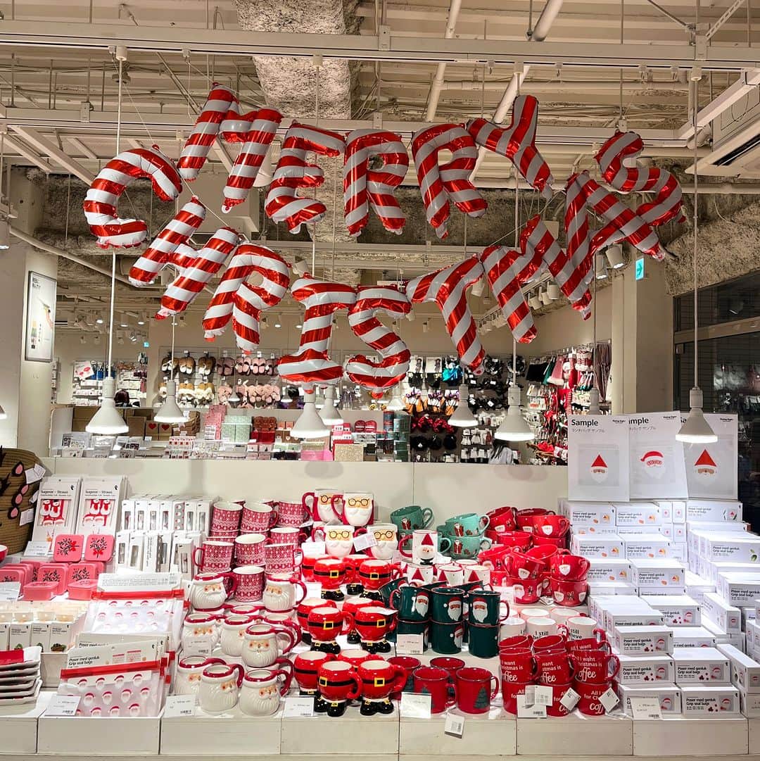 Flying Tiger Japanのインスタグラム：「＼インスタLIVEの店舗をご紹介／＠表参道ストア  10月19日のライブ配信はいかがでしたでしょうか？🎅🏻💛  ライブ配信でご紹介したクリスマスの新商品は各店続々入荷しています！ お近くの方はぜひストアにお立ち寄りください😊  そして一部商品は公式オンラインストア（SHOPLISTストア＆楽天市場ストア）でも販売中です。これから販売開始をする商品もございますので、お楽しみに！  インスタLIVE、商品情報はこちらをチェック🔽 #フライングタイガーライブ配信_1019  ※在庫状況は各店舗で異なります。詳しくはお近くの店舗にお問い合わせください。  #フライングタイガー #flyingtiger #北欧 #北欧インテリア #北欧デザイン #北欧雑貨 #デンマーク  #hygge  #新商品 #クリスマス #Christmas #ホリデーシーズン #クリスマスデコレーション #クリスマスパーティー #クリスマス装飾 #サンタ #ニッセ #クリスマスプレゼント #ツリー #オーナメント #クリスマスツリー」