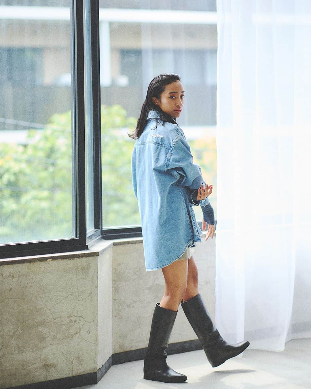 upper hights OFFICIALのインスタグラム：「upper hights 2023 Fall/Winter ”Basedge”  Key word ”The Importance Of Basic"  Denim shirt : THE ESSENCE  #upperhights #23fallwinter #23fw #jeans #denim #newseason  #denimcode #denimshirt #アッパーハイツ #アッパーハイツデニム #デニム #デニムコーデ  #デニムラバー」