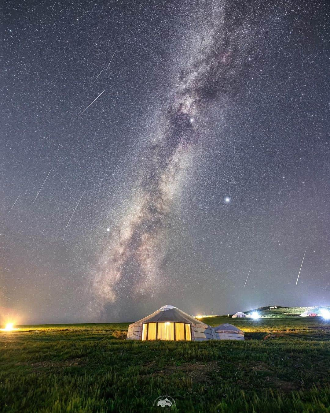 エイチ・アイ・エスさんのインスタグラム写真 - (エイチ・アイ・エスInstagram)「＼絶景の星空🌌モンゴルの草原🌿／  今日はモンゴルの絶景をご紹介😊  大自然もリゾートも魅力のモンゴル⛺️ 乗馬のアクティビティやゲルに宿泊してモンゴルらしさを肌で感じてみよう😆  @takemochi.y さんが宿泊されたゲルは「HSハーンリゾート」💁 ウランバートルから車で約1時間の郊外🚗 360度広がる大平原にひっそりと佇む、 大自然をテーマにした大人のリゾートホテルです✨  …………………………………………………………… 📍 #モンゴル 📸 @takemochi.y さん  モンゴルの草原で、 ペルセウス座流星群を見てきました！🇲🇳💫 大草原の中にゲルがポツンとある壮大な景色の上には広い星空がっ！！🌌  遊牧民の羊さんや馬さんがたまにご挨拶にきてたので、驚かさないように気をつけて撮影しました😚🐏🐎 モンゴルを感じたーー！！！🇲🇳 ……………………………………………………………  旅先探しのヒントは こちらをチェック▶︎▶︎▶︎ @his_japan  —————— 📷旅のお写真募集中✈️ ——————  皆さんの旅の思い出は、@his_japan OR #his_japan2023 を付けてシェアしてください🙌 過去PICもOKです❗️  集まったお写真は、HISのSNSやオウンドメディアでご紹介🙆‍♀️  #旅の思い出 #海外旅行 #モンゴルおすすめスポット #モンゴル旅行 #モンゴル観光 #モンゴルゲル #モンゴル高原 #ウランバートル #旅行好きな人と繋がりたい #次の旅先リスト #写真好きな人と繋がりたい #旅したくなるフォト #旅スタグラム #インスタトラベル #女子旅 #カップル旅 #一人旅 #instatravel #instapassport #photooftheday #instaphotography #worldtravelpics #worldtraveler #japantravelphoto #mongolia #ulaanbaatar #ulanbator」10月20日 18時00分 - his_japan