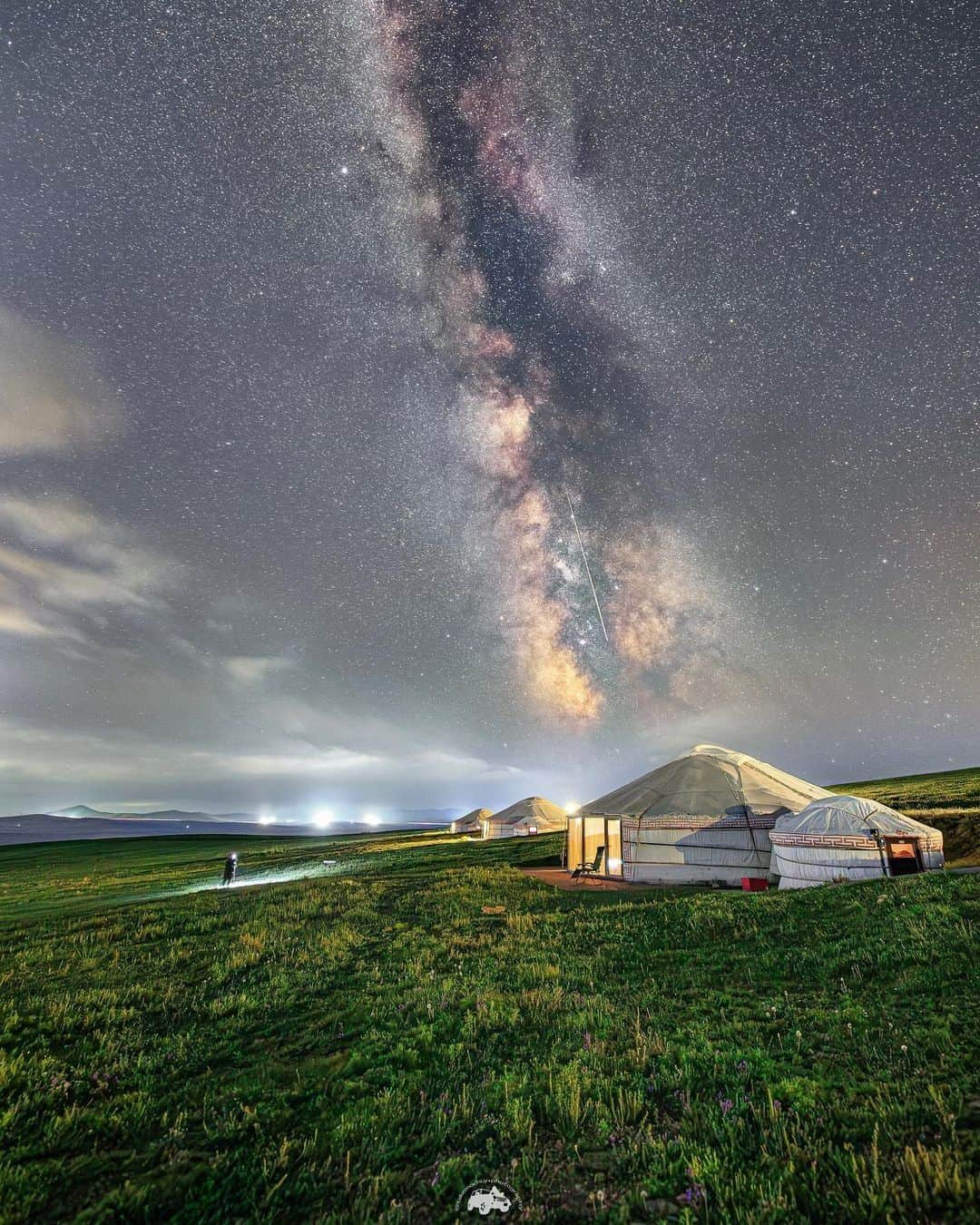 エイチ・アイ・エスさんのインスタグラム写真 - (エイチ・アイ・エスInstagram)「＼絶景の星空🌌モンゴルの草原🌿／  今日はモンゴルの絶景をご紹介😊  大自然もリゾートも魅力のモンゴル⛺️ 乗馬のアクティビティやゲルに宿泊してモンゴルらしさを肌で感じてみよう😆  @takemochi.y さんが宿泊されたゲルは「HSハーンリゾート」💁 ウランバートルから車で約1時間の郊外🚗 360度広がる大平原にひっそりと佇む、 大自然をテーマにした大人のリゾートホテルです✨  …………………………………………………………… 📍 #モンゴル 📸 @takemochi.y さん  モンゴルの草原で、 ペルセウス座流星群を見てきました！🇲🇳💫 大草原の中にゲルがポツンとある壮大な景色の上には広い星空がっ！！🌌  遊牧民の羊さんや馬さんがたまにご挨拶にきてたので、驚かさないように気をつけて撮影しました😚🐏🐎 モンゴルを感じたーー！！！🇲🇳 ……………………………………………………………  旅先探しのヒントは こちらをチェック▶︎▶︎▶︎ @his_japan  —————— 📷旅のお写真募集中✈️ ——————  皆さんの旅の思い出は、@his_japan OR #his_japan2023 を付けてシェアしてください🙌 過去PICもOKです❗️  集まったお写真は、HISのSNSやオウンドメディアでご紹介🙆‍♀️  #旅の思い出 #海外旅行 #モンゴルおすすめスポット #モンゴル旅行 #モンゴル観光 #モンゴルゲル #モンゴル高原 #ウランバートル #旅行好きな人と繋がりたい #次の旅先リスト #写真好きな人と繋がりたい #旅したくなるフォト #旅スタグラム #インスタトラベル #女子旅 #カップル旅 #一人旅 #instatravel #instapassport #photooftheday #instaphotography #worldtravelpics #worldtraveler #japantravelphoto #mongolia #ulaanbaatar #ulanbator」10月20日 18時00分 - his_japan