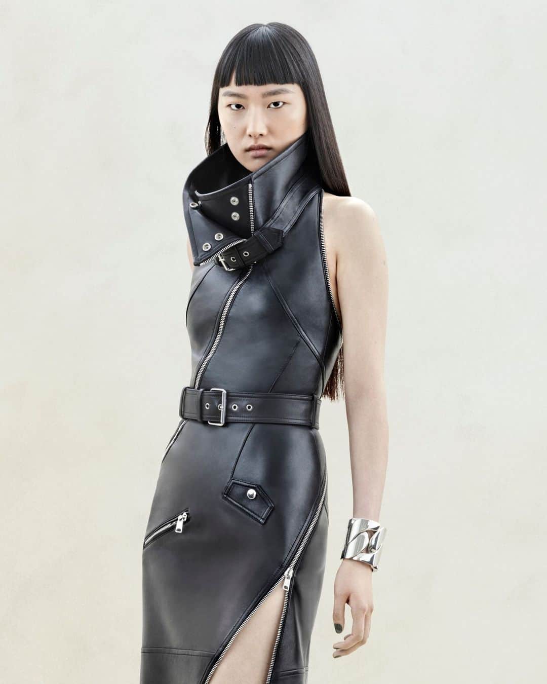 アレキサンダー・マックイーンのインスタグラム：「A twisted funnel neck biker dress in black worn with the Slashed Biker boots.⁣ ⁣ Discover the #McQueenAW23 collection via the link in bio.⁣ ⁣ Photographed by @Jet.Swan⁣ Video by @EbbaHult⁣ Track: Neurons by @roblewiscomposer⁣ Music Director: John Gosling」