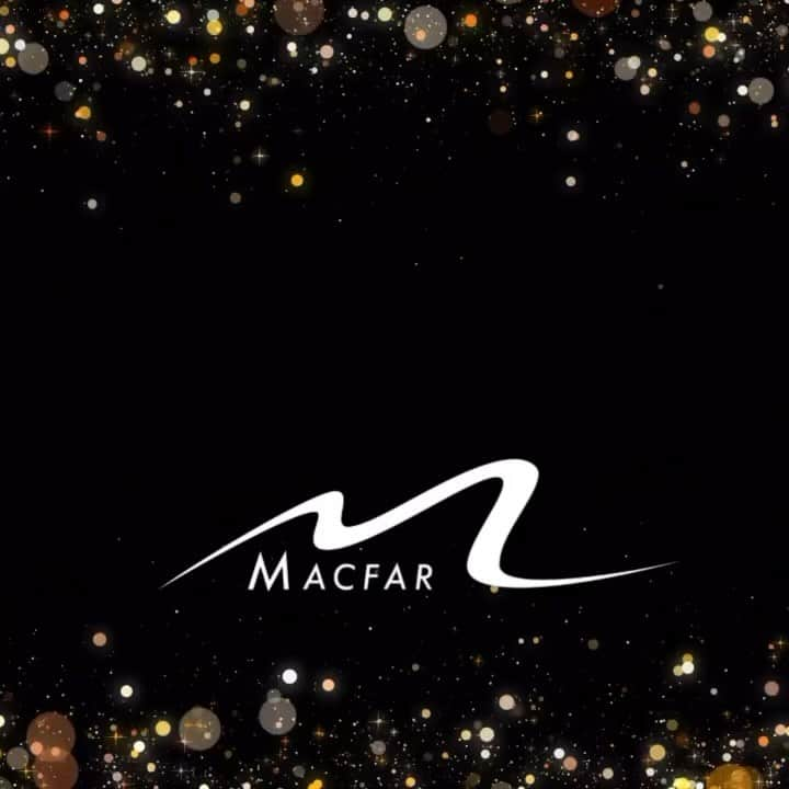 佐藤マクファーレン優樹のインスタグラム：「🎉1st Anniversary Special Campaign🎉  この度「Macfar」は無事1周年を迎えることができました！！🥳  初めての挑戦で不甲斐ないことも多かったと思いますが、沢山の方々に支えて頂けた事によりこの大きな節目を迎えることができました。🙇‍♂️ この場をお借りしまして、改めて感謝を申し上げたいと思います。 本当にありがとうございます！！！  少しでも感謝の気持ちを表明したく、大変お得なキャンペーンを開催させていただきます㊗️  これからも新フレーバーの開発など、活動は継続させていただく予定です！ 今後ともどうぞよろしくお願いいたします。  1周年記念キャンペーン  10/20 18:00 -10/29 23:59  ①超セール 感謝の気持ちを込めまして、リリース記念セールと同様の最大２５％offの「超破格」セールを特別に行います！🤩  ＊2個セット　定価5960円　→  5000 円　(約15% off) ＊3個セット　定価8940円　→  6700円 (約25%off)  ②1周年記念特典 1周年の感謝の気持ちを込めまして全注文に直筆サイン入りメッセージカードと サイン入りステッカーをプレゼントします！✨ また先着20名様には別途サイン/メッセージ付きチェキ風写真をプレゼント！ 過去のお宝写真を特別に見るチャンス！？！？🐶（全5種類の予定です）  ③ サロン特別招待券 2,3個セット購入者限定で千歳烏山駅より徒歩7分の個人サロン 「Elysion」 にてお好きな施術を1点プレゼント！美容の知識と経験が豊富なスタッフがお出迎えします🙆‍♂️ そして今回は大人気の「ハリウッドアイブロウ」を特別につけてもらいました！！！💯  ＊可能施術例 フェイシャルエステ、脱毛、痩身（電磁パルス）、酸素カプセル、ハリウッドアイブロウ、毛穴洗浄, etc.  ⑤抽選プレゼント 全注文に抽選券をお配りしまして豪華特典付きの抽選会を行います！！！  1等　サイン入りフニフォーム +  シリカ１ +  サイン入りトートバッグ +  Zoom 10分間　（1名）  2等  Zoom 10分間　+  サイン入りトートバッグ　+  シリカ1 (3名）  3等　サイン入りトートバッグ　+ シリカ1 （6名）　  ＊抽選は10月末を予定しております ＊当選品の変更がある場合がおございます  ******************************* #バチェロレッテ2  #マクファー　#佐藤マクファーレン優樹　#挑戦 #プロテイン #ダイエット #美容 #セカンドキャリア #ソイプロテイン　#ビタミン　#食物繊維 #乳酸菌 #ボディメイク #サプリメント #青汁 #フルーツ　#ダイエット女子　#健康オタク  #健康好きな人と繋がりたい　#マクテイン #グリーンスムージー #1周年 #1yearanniversary」