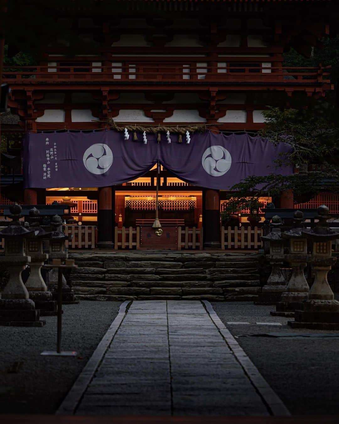 Visit Wakayamaのインスタグラム：「. A soft glow emanates from the hall of Niutsuhime Jinja at dusk; a quiet space for contemplation. 📸 @18k.stra 📍 Niutsuhime Jinja, Wakayama . . . . . #discoverjapan #unknownjapan #instajapan #landscape #japan #japantrip #japantravel #beautifuldestinations #wakayama #wakayamagram #explore #adventure #visitwakayama #travelsoon #visitjapan #stayadventurous #igpassport #explorejapan #lonelyplanet #sustainabletourism #autumninjapan #worldheritage #koyasan #healingjourney #japaneseshrine #spiritualjourney #niutsuhimejinja #niutsuhimeshrine #pilgrimage #templesandshrines」