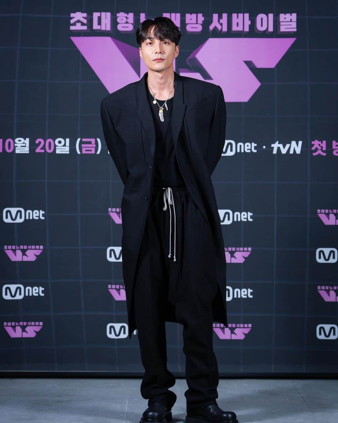 ロイ・キムのインスタグラム：「오늘 20일 밤 10시40분 초대형 노래방 서바이벌  <노래방 VS> 본방사수.  Tonight on air TvN and Mnet.」
