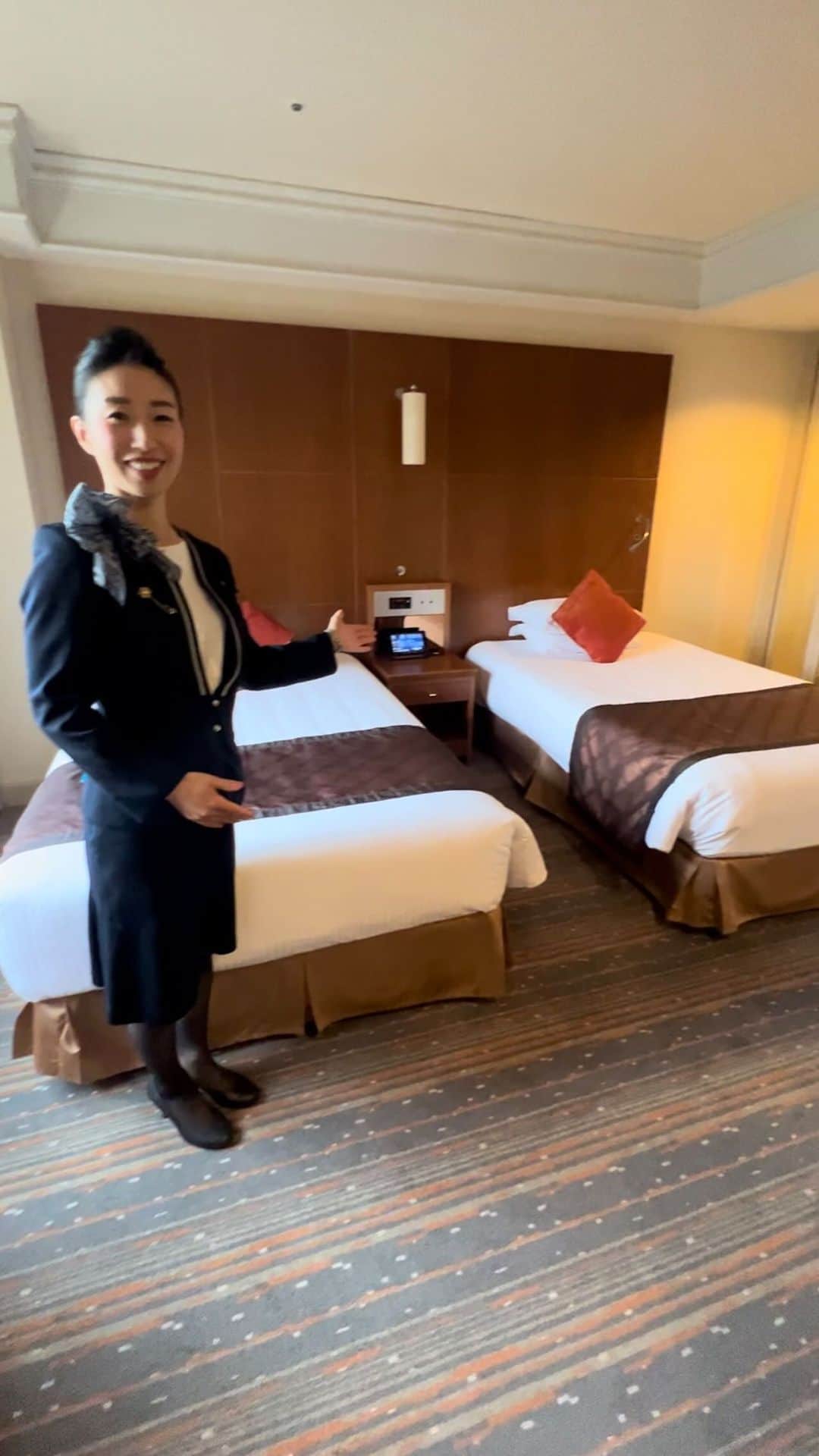 ロイヤルパークホテルのインスタグラム：「＼スタッフによるお部屋ご案内／ 今回は、スタンダードフロア デラックスツインをご案内させていただきます。 一部のお部屋の窓からは、日本料理 源氏香の日本庭園を望むことができ、庭園を眺めながら静かな時間をお過ごしいただけます。 また、このお部屋にはネスレ ネスプレッソや広々としたライティングデスクが備わっており、お仕事もはかどりそうです。ぜひご参考にしてください。 そのほか、ホテルスタッフに紹介してほしい内容がございましたらコメント欄で教えてください。 ⁡ ＼Room Introduction by Hotel Staff／ We would like to take a moment to introduce you to the standard floor Deluxe Twin room. From select rooms, you can enjoy the peaceful view of the Japanese garden below, which sits outside Japanese Restaurant Genjikoh. Also, as each room comes fully equipped with a Nestlé Nespresso coffee machine and a spacious writing desk, you'll be sure to get your work done. We hope this gives you a good idea of the room. If there is anything else you would like the hotel staff to introduce, please let us know in the comments section.  ⁡ #ロイヤルパークホテル #ロイヤルパークホテル水天宮 #royalparkhotel」