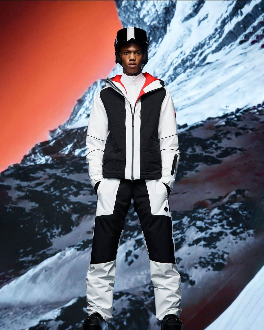 Jリンドバーグのインスタグラム：「Conquer the elements with our technologically advanced ski jackets and pants.  Explore the collection at jlindeberg.com.」