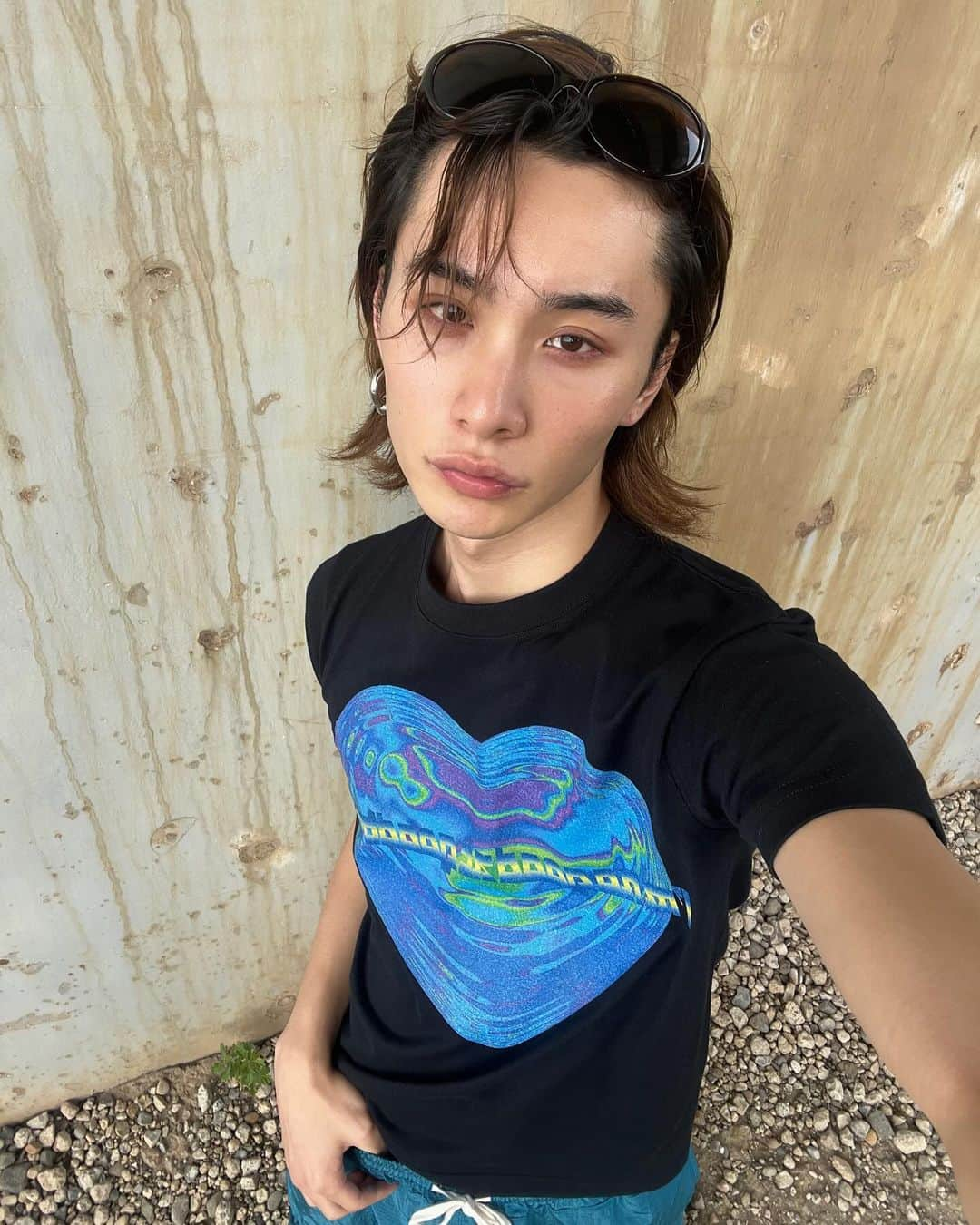 山下諒真のインスタグラム：「今回のフリマの為にTシャツを作成しやした💙💛 もちろんフリマにも持っていくし、オンラインでも販売する予定なのでゲットしてね👍 オンラインはまた詳細ストーリにのせます！」