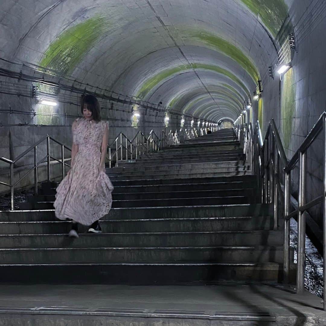 上本昌代さんのインスタグラム写真 - (上本昌代Instagram)「旅の備忘録🚃 日本一のもぐら駅🚉と呼ばれる群馬県みなかみ町にある土合駅。ノスタルジック…夏なのにとても涼しくて気持ちが良かったです。階段はキツかったけど笑。 服装と場所が合ってないシリーズ👩🏼‍🦱  #土合駅 #日本一のもぐら駅 #旅の備忘録 #群馬県 #gumma #みなかみ町 #travelgram #国内旅行 #japantravel #服装が合ってないシリーズ」10月20日 18時04分 - masayomai