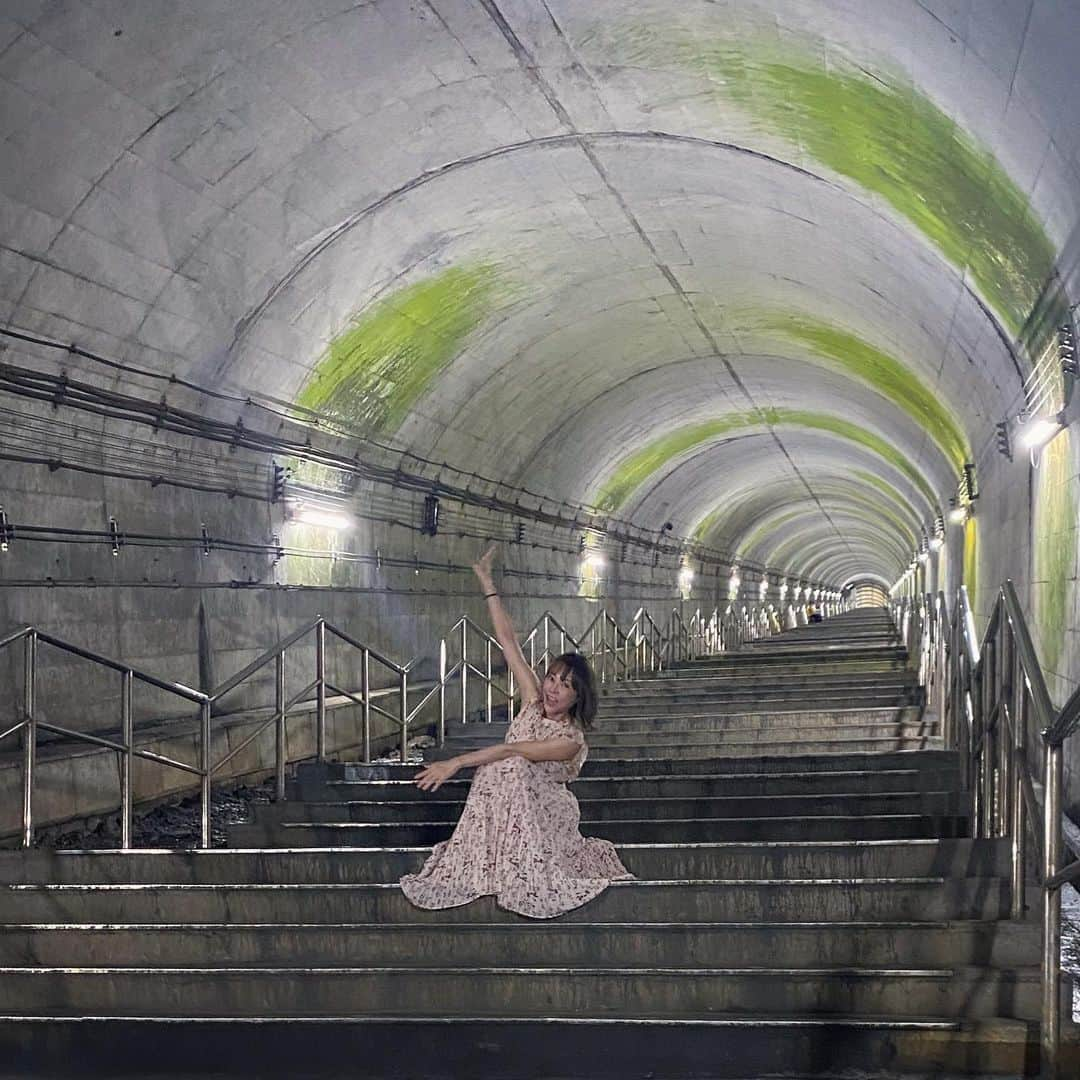 上本昌代さんのインスタグラム写真 - (上本昌代Instagram)「旅の備忘録🚃 日本一のもぐら駅🚉と呼ばれる群馬県みなかみ町にある土合駅。ノスタルジック…夏なのにとても涼しくて気持ちが良かったです。階段はキツかったけど笑。 服装と場所が合ってないシリーズ👩🏼‍🦱  #土合駅 #日本一のもぐら駅 #旅の備忘録 #群馬県 #gumma #みなかみ町 #travelgram #国内旅行 #japantravel #服装が合ってないシリーズ」10月20日 18時04分 - masayomai