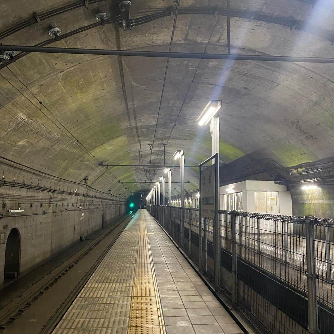 上本昌代さんのインスタグラム写真 - (上本昌代Instagram)「旅の備忘録🚃 日本一のもぐら駅🚉と呼ばれる群馬県みなかみ町にある土合駅。ノスタルジック…夏なのにとても涼しくて気持ちが良かったです。階段はキツかったけど笑。 服装と場所が合ってないシリーズ👩🏼‍🦱  #土合駅 #日本一のもぐら駅 #旅の備忘録 #群馬県 #gumma #みなかみ町 #travelgram #国内旅行 #japantravel #服装が合ってないシリーズ」10月20日 18時04分 - masayomai