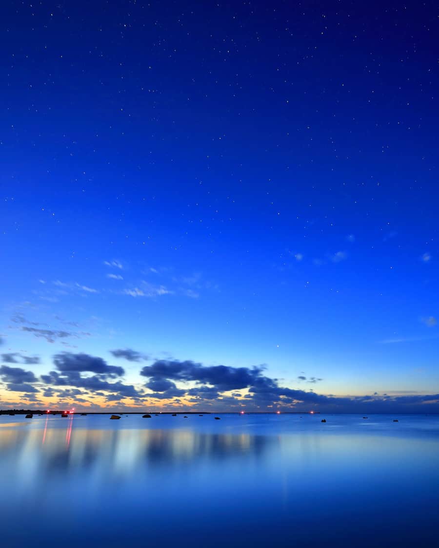 はるさーのインスタグラム：「佐和田の浜です。 空も海面のリフレクションも綺麗でした。  宮古島での撮影を受け付けています。 詳細やご質問等はInstagramのDMでお気軽にお問い合わせください。 ストーリーのハイライトに各ツアーのサンプル画像を載せてあります。  ◆ガイド＆撮影コース 　宮古島ビギナーにおすすめ 　もちろんリピーターさんも歓迎 　10時30分～15時00分頃 　1名様　15,000円  ◆一緒に撮影コース 　写真撮影が好きな人におすすめ 　10時30分～15時00分頃 　1名様　15,000円  ◆星空撮影コース 　1晩1組様（新月前後は2組様）限定 　1組1時間半程度 　1名様　12,000円  #沖縄 #佐和田の浜 #グラデーション #夕焼け #マジックアワー #神秘的 #幻想的 #星空 #癒しの風景 #おいでよ宮古島 #宮古島フォトツアー #宮古島カメラマン #ファインダー越しの私の世界 #写真が好き #宮古島ガイド #宮古島ツアー #星空フォトツアー #宮古島プライベート撮影 #宮古島星空フォトツアー #貸切星空フォトツアー」