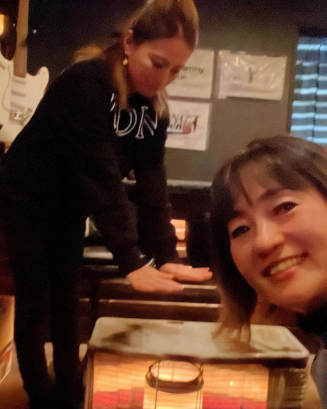 橋本志穂のインスタグラム：「北海道は なまら寒い〜 もうストーブ出てた❣️ 灯油の香りって好きっ❣️ あと、ダンプカーの排気ガスのニオイも好きで、子供の頃、ダンプが来たら 走って追いかけてたなぁ  #ストーブ #なまら @shizu_428」