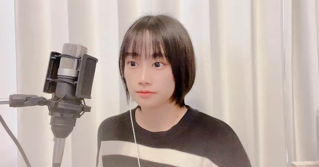 山内優花のインスタグラム：「セプロミ劇中曲、愛おしくて 本番中からずっとこっそり練習してたの。  歌わずにはいられなくて、 2曲ほど録りました！  まずは大好きなこの曲。  あの夏に咲け/ ヨルシカ　さん  劇中で踊れなかったから カーテンコールで踊れると知った時は 嬉しかったなぁ。 この曲中のみんなのいろんなキャラが 大好きだった。  樹里ちゃんの涼子やさくらの真夏はもちろん、 おばあちゃん、CAさん、飛行機の人、バスの運転手さん、 車掌さん、チャラパイロット、地元トラック兄さん... マスコットのポーズをしてた所とかも。 いろんな人の顔を想い出しながら歌いました。  ※音量設定ミスっちゃったみたいで、 なんかちょっと音割れてるところあるの...泣 お許しあれ。」