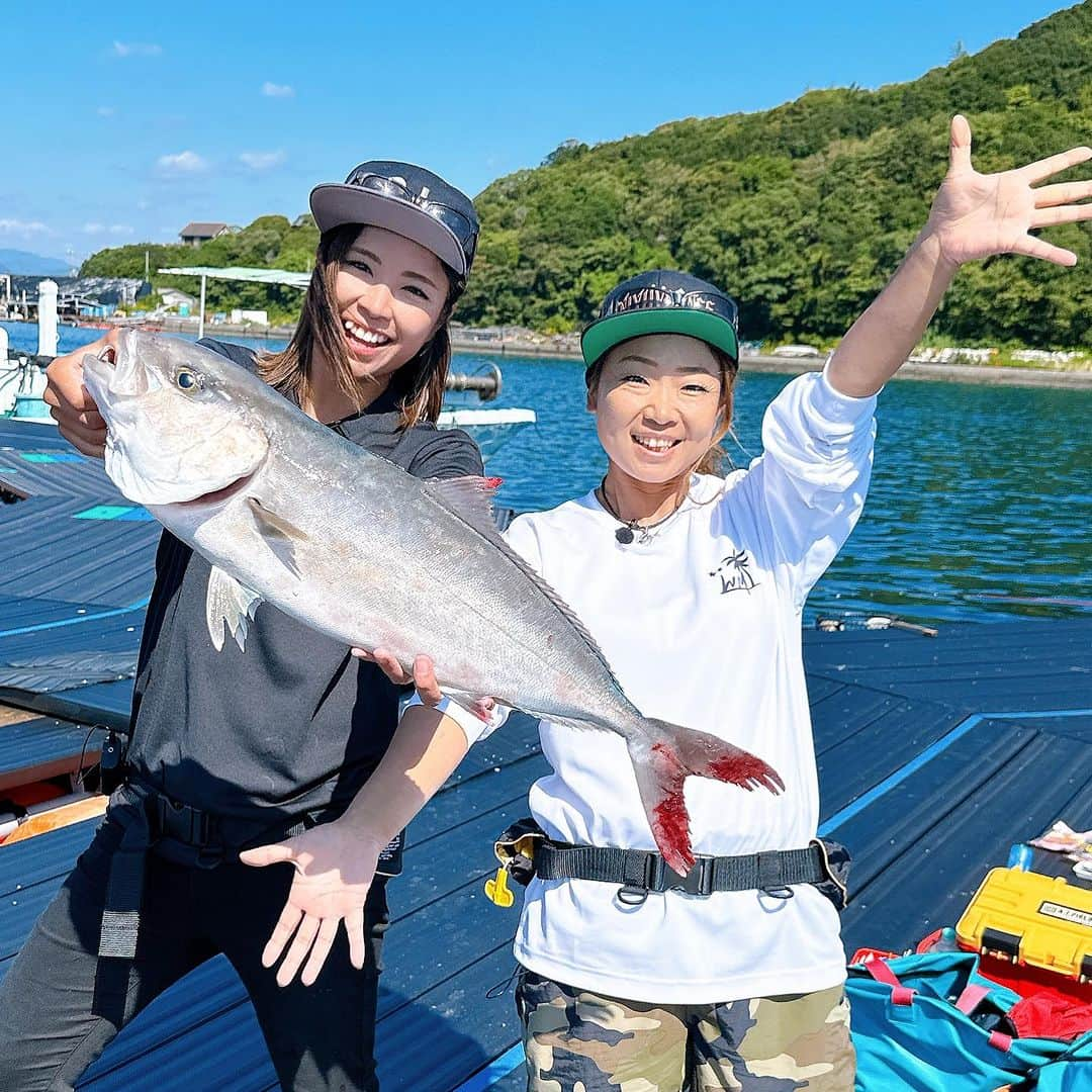 渕上万莉 さんのインスタグラム写真 - (渕上万莉 Instagram)「WESTMARINE杯　秋の陣🍁 釣りのお誘い🎣☀️  2023.11.21 和歌山県白浜町 カタタの釣り堀🎣  リニューアルしたカタタの釣り堀‼️ 凄い事になってるよ😳‼️✨ エサや仕掛けもここでほとんど揃うしトイレもめっちゃ綺麗になって最高😍❣️  今回はまた平日ですが🥹🙏🏽🍁 新設された円形筏を3基と とれとれ市場2階宴会場を予約しました✨  釣り終わったら宴会場で 豪華特製弁当🍱をご用意します🐟✨  今回も釣って食べて飲もうぜーー😆🔥☀️  ■スケジュール  ・受付 6:30 ・釣り時間　7:00〜12:00 ・懇親会&表彰式　13:00〜15:00  ■募集最大24名 1枡8名✖️3  西田、渕上は皆さんのタモ入れや初心者さんのサポートに周ります😎🫶🏾  ■料金 16000円　お弁当込み 女性、子供一律同料金。  ■レンタルタックル有り（1,550円） ■捌きサービス有り　（有料） ■放流魚 マダイ、シマアジ、カンパチ、ヒラマサ、イシダイ等  ■受付開始 明日10/21 朝10:00〜 電話受付📞にて先着。  ご予約電話：0739-43-6990（繋がらない時：090-2386-3716）  🏆WESTMARINE杯🏆 お馴染みの儀式 【要らないプレゼント🎁交換】  参加者は必ず 家にある要らない物を一つ持参してください‼️ これ、参加者の絶対条件👆🏽  それを皆んなでプレゼント交換します💁🏽‍♀️❤️  【過去のプレゼントシリーズ】 ・亀の剥製っぽいやつ🐢 ・たまごっち ・パチンコ海物語のマグカップ ・キン消し ・ミラーボール ・テレビデオ など…。  ※生物、不衛生なもの高価すぎるプレゼントは禁止です🙅‍♀️  自分は要らないものでも 人にとっては宝物になるかも😂😂⁉️  もちろん私たちも用意します💪🏽✨  そして参加者全員に WESTMARINE、FUCHIBITEより 参加賞🎁  その他景品として ・カタタの釣り堀 ・WESTMARINE ・FUCHIBITE から豪華アイテムをご用意🏆  他釣り堀のことでわからないことがあったらカタタさんにお電話で聞いてみてね📱✨  #カタタの釣り堀 #南紀白浜 #海上釣り堀 #釣り堀 #とれとれ市場 #釣りイベント #釣り好きな人と繋がりたい  #westmarine  #fuchibite  #にっしゃん #フッチー」10月20日 18時10分 - mari_fuchigami