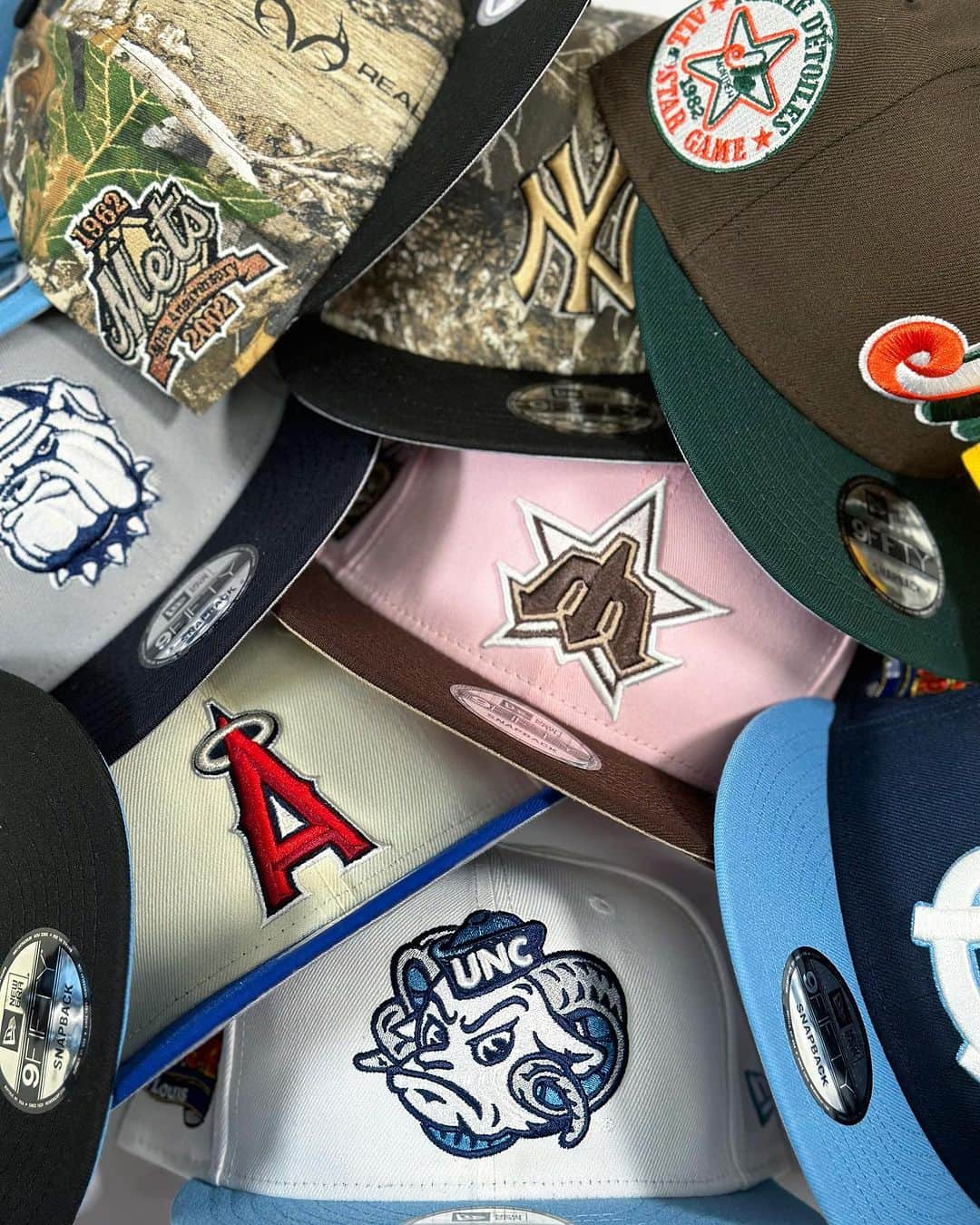 GROW AROUNDのインスタグラム：「#growaroundnewarrivals  NEWYORK買付🗽 NEW ERA 9 FIFTY SNAPBACK⚾️🏀 明日10月21日渋谷店、ONLINEでNY買付のNEW ERA SNAPBACKの再入荷を発売します！！ 以前即完だった、UNC,GEORGETOWNなどが再入荷します！！ 以前買い逃してしまった方お見逃しなく！！」
