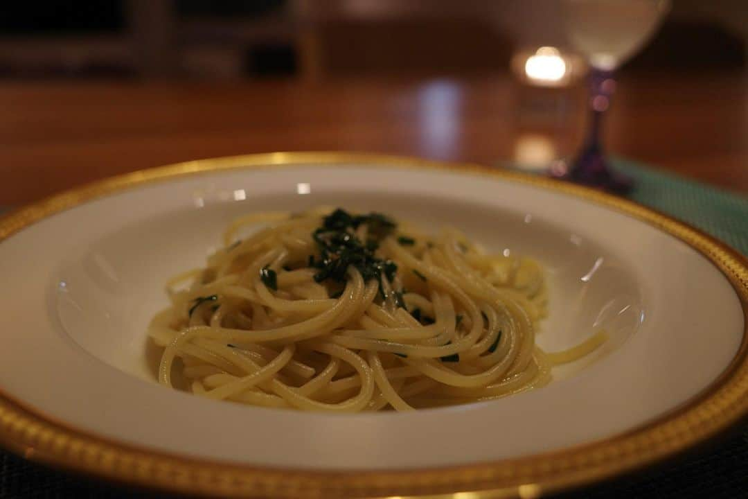 内山理名のインスタグラム：「朝届いた野菜と新鮮な魚介で🍸 食材が良い時は、美味しい塩とペッパーにオイルがあれば十分です❤︎ 他にもお魚いろいろ。  旅先で土地の空気を味わいながらの料理は幸せ🌎　  磯の香りのパスタ美味しかったなぁ。」