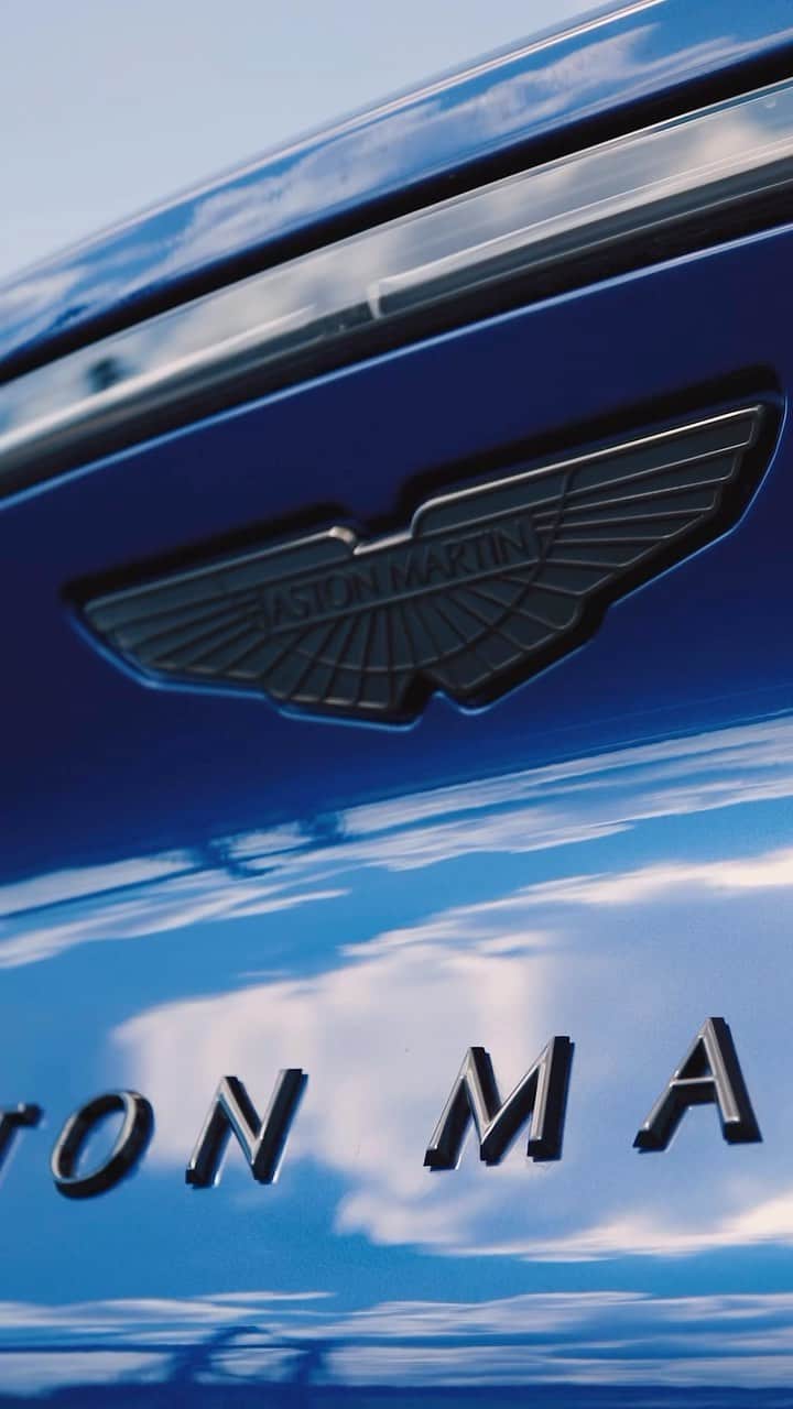 アストンマーチンのインスタグラム：「At home.  #AstonMartin #DBX707 #POWERDRIVEN」