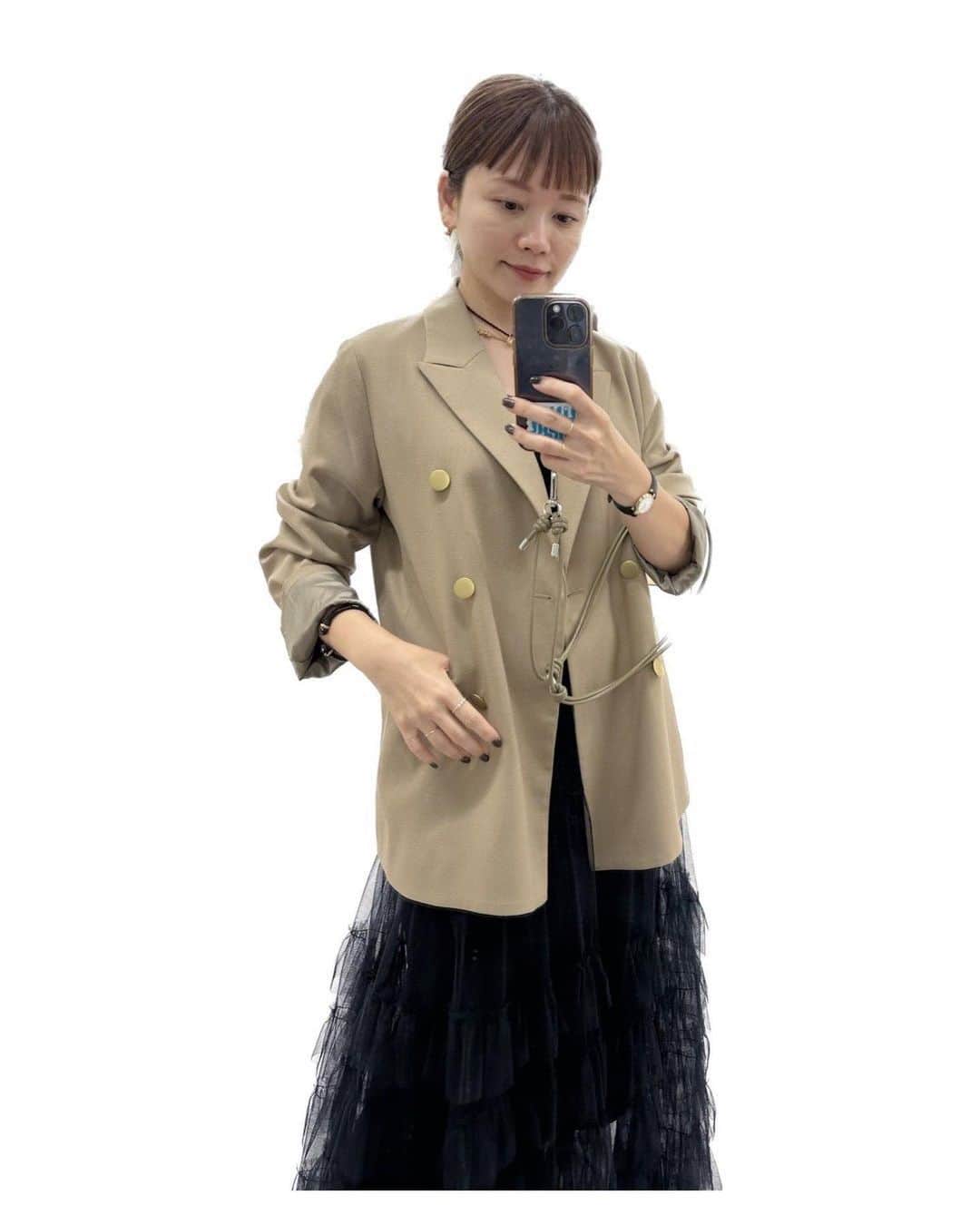 高山直子さんのインスタグラム写真 - (高山直子Instagram)「今日は色々充実した日中でした😎夜はインスタライブ🎙️ ぽかぽかしてたのでノースリーブワンピにお気に入りジャケットで🤎 アイテムはタグ付けしてます🏷️」10月20日 18時13分 - nao_70koro