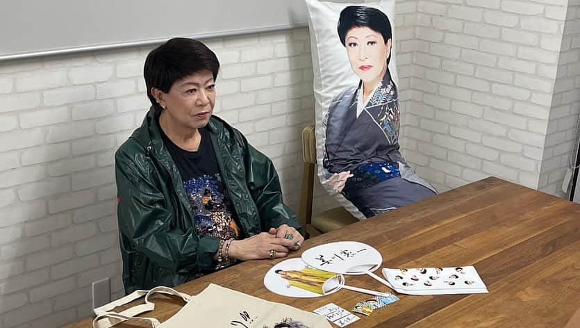 美川憲一さんのインスタグラム写真 - (美川憲一Instagram)「ど～も～ 美川よ～  本日は、 重大発表よ～  じつは、  なんと  期間限定で、  ヴィレッジヴァンガードさんと コラボグッズを出す事になったのよ～  本日、 １８時から 受注販売よ～  詳しくは、 美川憲一おだまりチャンネルと ヴィレッジヴァンガードのHPを 見るのよ～  #美川憲一 #ヴィレッジヴァンガード #コラボ企画 #コラボグッズ #コラボ商品 #期間限定 #受注販売 #受注生産 #おだまりチャンネル #歌いつづける #さそり座の女」10月20日 18時22分 - kenichimikawa_official