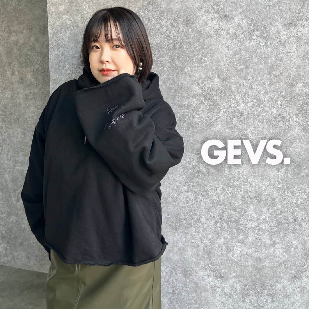 のインスタグラム：「トレンドデザイン🖤 ワイドスリーブの裏起毛パーカー。  ショート丈にゆったりとしたサイズ感、 ワイドスリーブデザインなどトレンドを詰め込んだパーカー✨  肌触りのいい綿100%裏起毛素材を使用。 ゆったりサイズの横長シルエットは意外にボトムを選ばないのがうれしいポイント！  綿100％ゆったりシルエット裏起毛パーカー 【商品番号No. DER0123E0003】 color:杢グレー、黒  ▼公式サイトの検索窓から商品番号を入力で詳細が確認できます。 インスタプロフィールのURLからGEVS.公式販売サイトを check✔︎ @la_smileland  _______________________________________________ ブランド紹介:GEVS. （ジェイヴィス）  ヴィンテージSHOPのdead stockの中から宝物を探すようなワクワク感のあるブランド。　  一目惚れするアイテムと気分が上がる、トレンドのスタイリングがいっぱいの空間を提供します。 _______________________________________________  【model:TENちゃん　158㎝3L〜4L相当着用( @ten.amane_plussizemodel ) 】  #smileland#スマイルランド#ニッセン#大きいサイズ#大きいサイズのお洒落#プラスサイズ#棉花糖女孩#ぽっちゃりコーデ#plussizefashion#ぽっちゃり#オトナ女子#ぽっちゃり女子#plussizestyle#秋コーデ#冬コーデ#ストリートファッション#ストリートコーデ#ストリート女子#スト女#GEVS.#パーカー#パーカーコーデ #パーカー女子 #裏起毛#あったかコーデ」