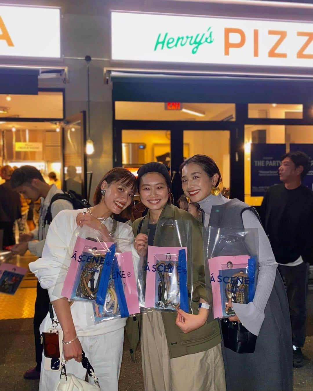 鬼辻麻衣のインスタグラム：「🍕  大盛り上がりだった、 ASCENE THE PARTY 2023👻  新作アイテムも見れて 美味しいピザも食べて 久しぶりな人達にもたくさん会えて 楽しい時間でした😚🍺  @ascene_official の iPhoneケースもつけるの楽しみ🖤」